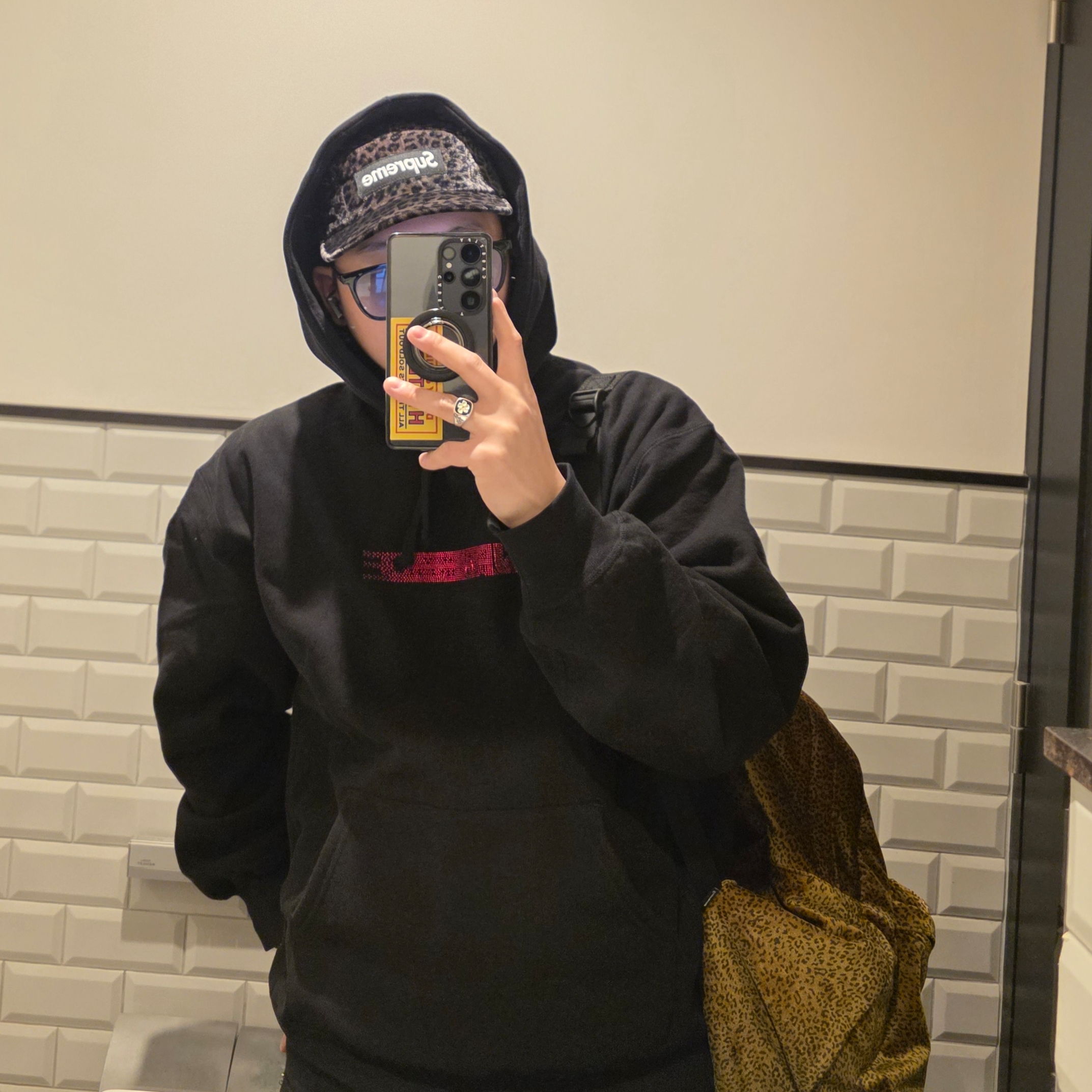 Supreme Velvet Backpack Tan Leopard - 25FW, Supreme Leopard Velvet Camp Cap Olive - 24SS 착용 스타일