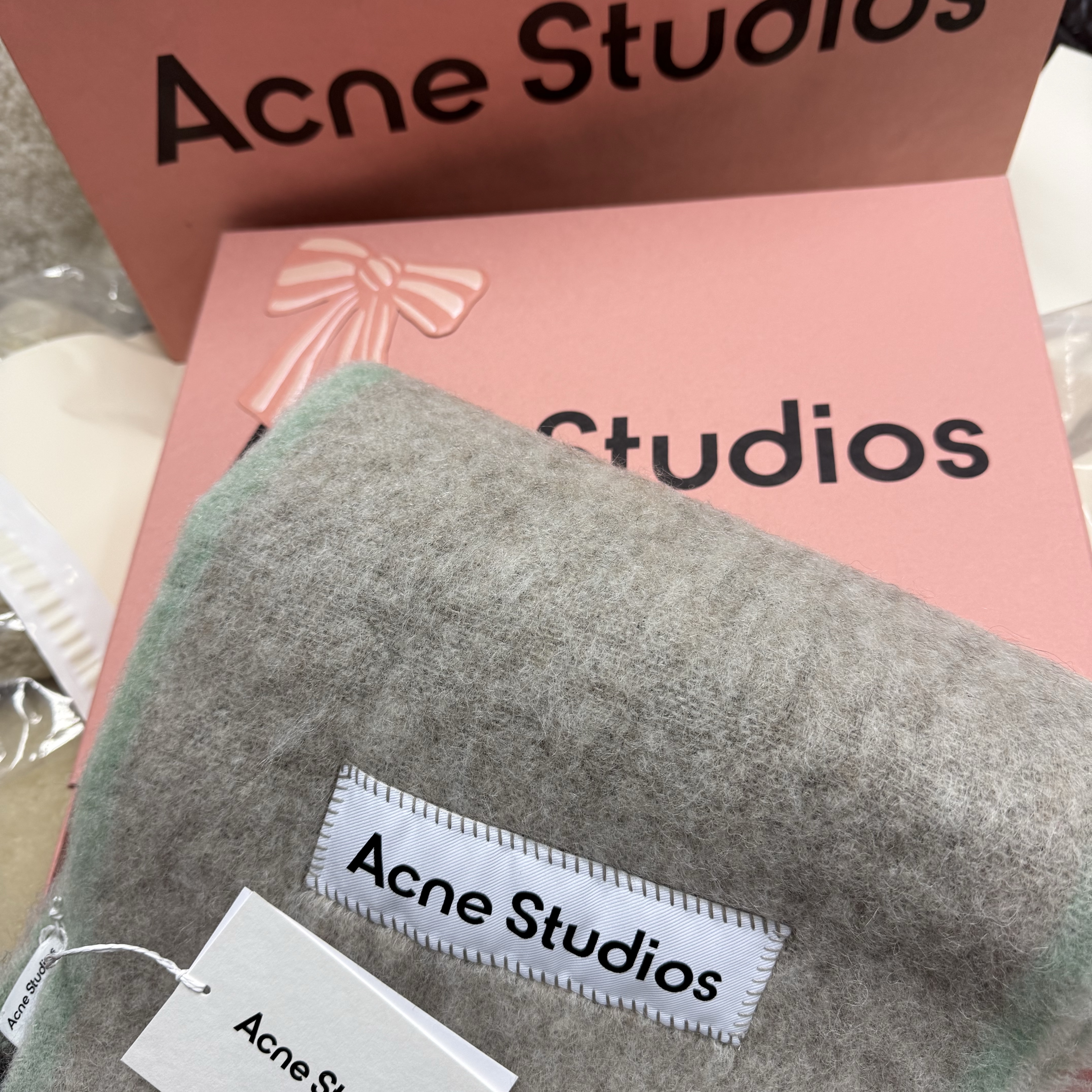 Acne Studios Mohair Wool Fringe Muffler Lavender Purple 착용 스타일