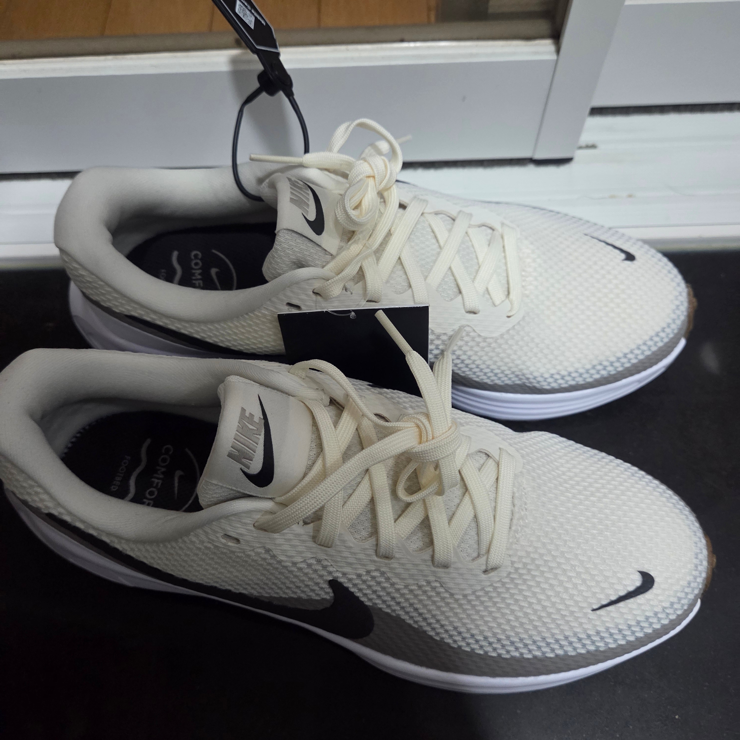 Nike Revolution 8 Wide Phantom Med Ash College Grey 착용 스타일