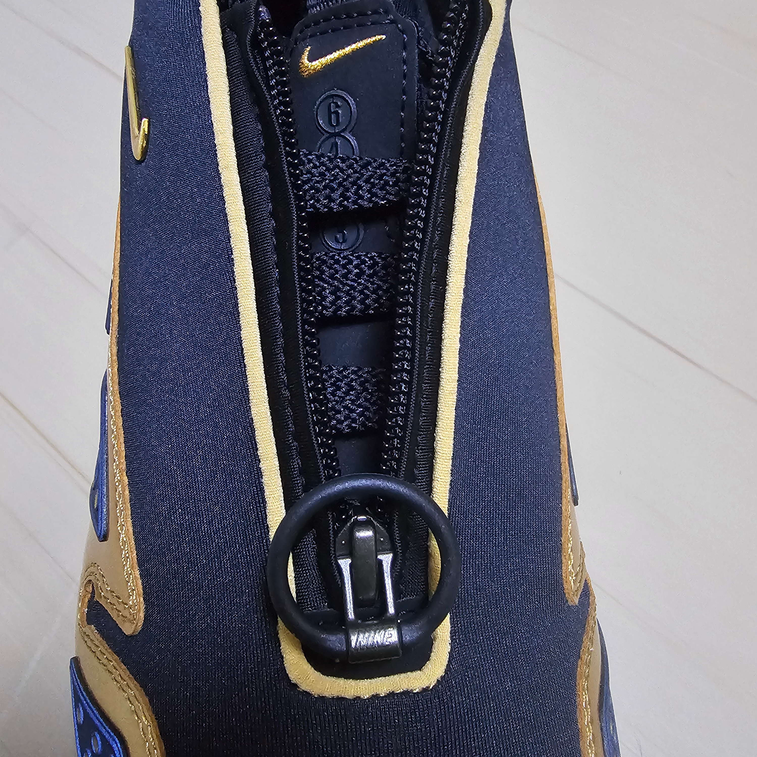 (W) Nike Air Max SNDR SE Black and Metallic Gold 착용 스타일 - 8