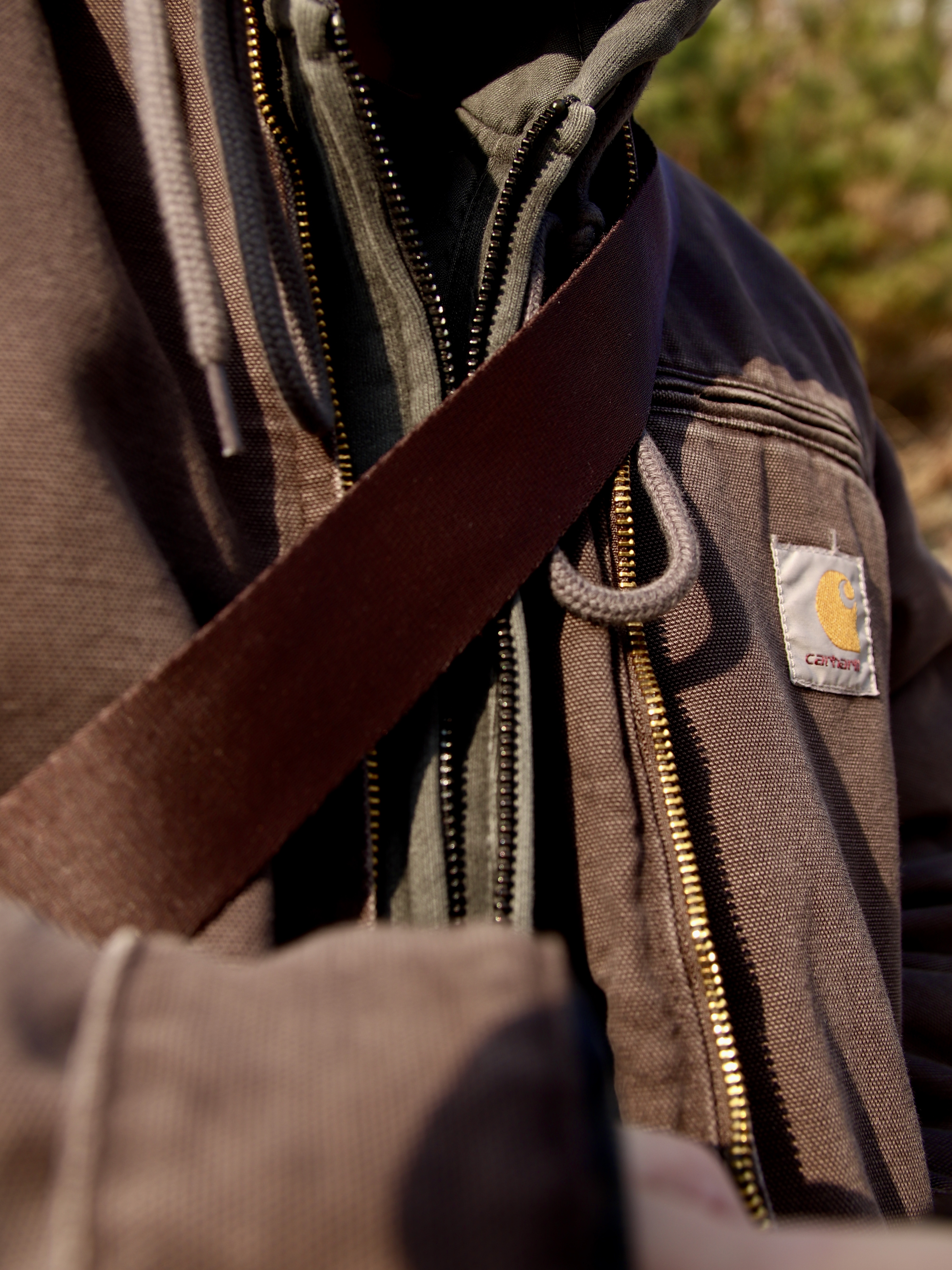 Carhartt WIP OG Detroit Jacket Tobacco Black, Carhartt WIP Hooded Vista Jacket Graphite Garment Dyed 착용 스타일 - 1