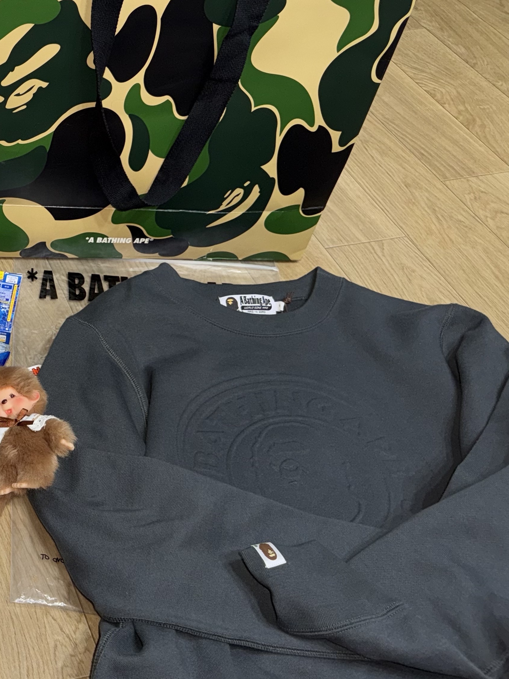 BAPE Emboss Busy Works Crewneck Sweatshirt Black 착용 스타일 - 3