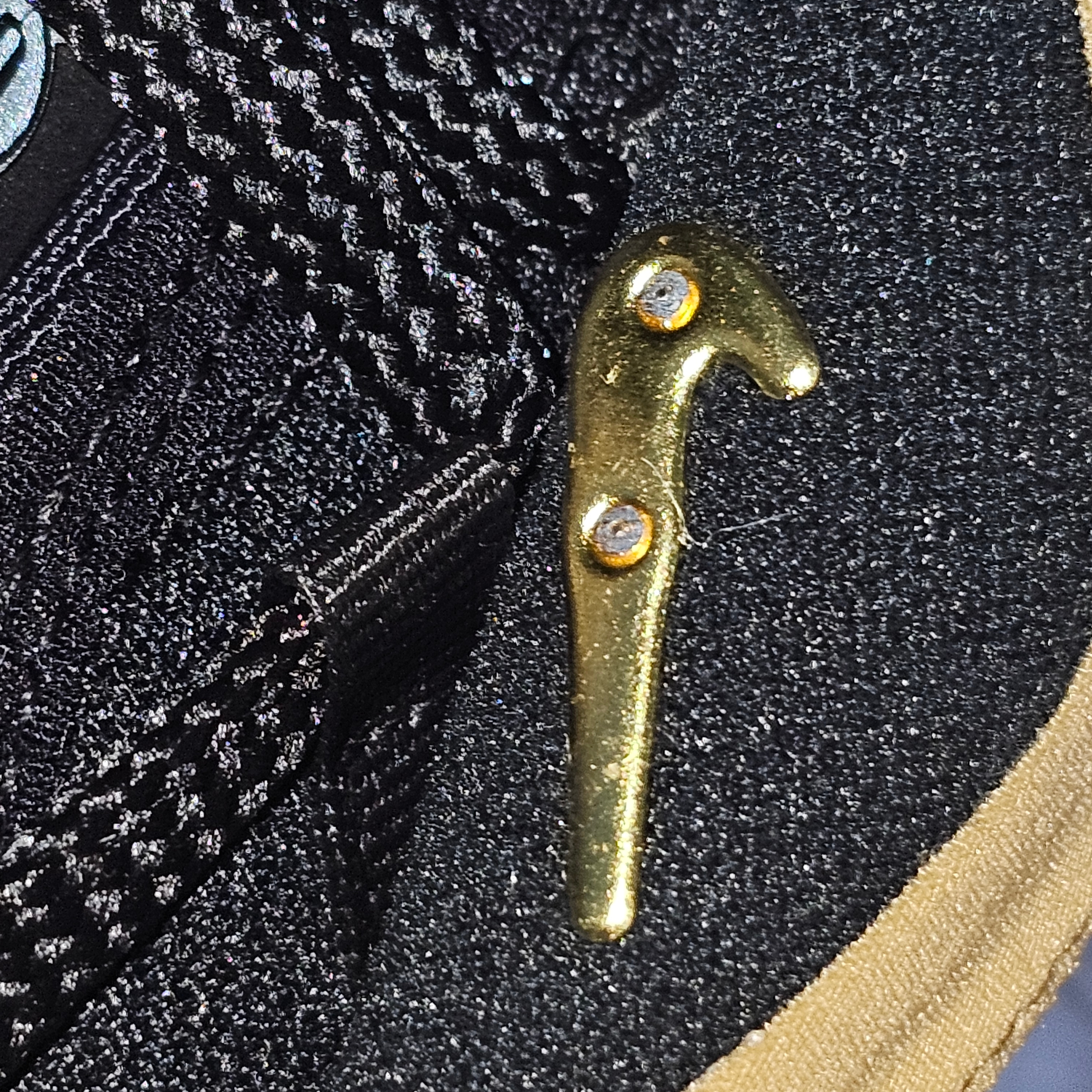 (W) Nike Air Max SNDR SE Black and Metallic Gold 착용 스타일 - 10