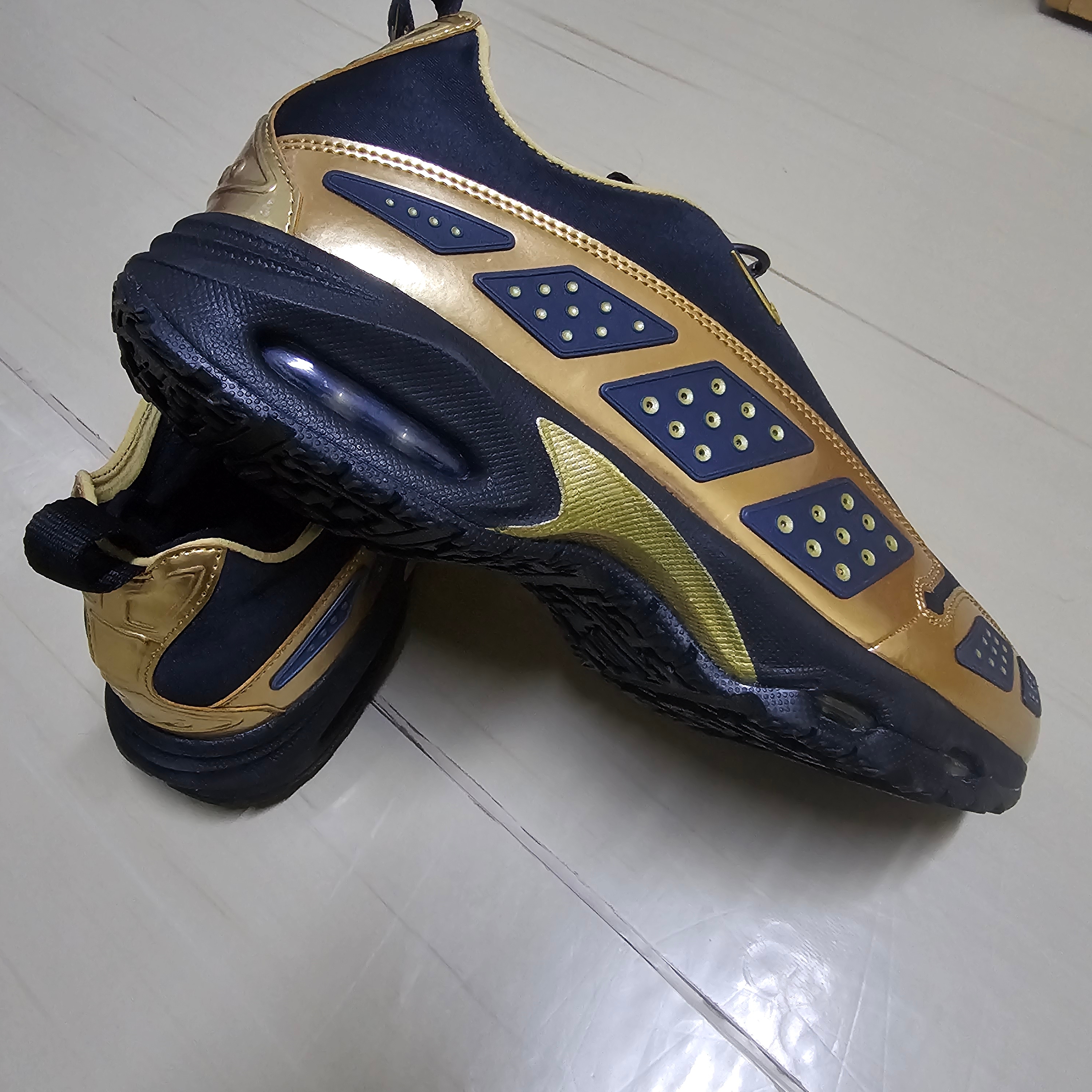 (W) Nike Air Max SNDR SE Black and Metallic Gold 착용 스타일 - 2