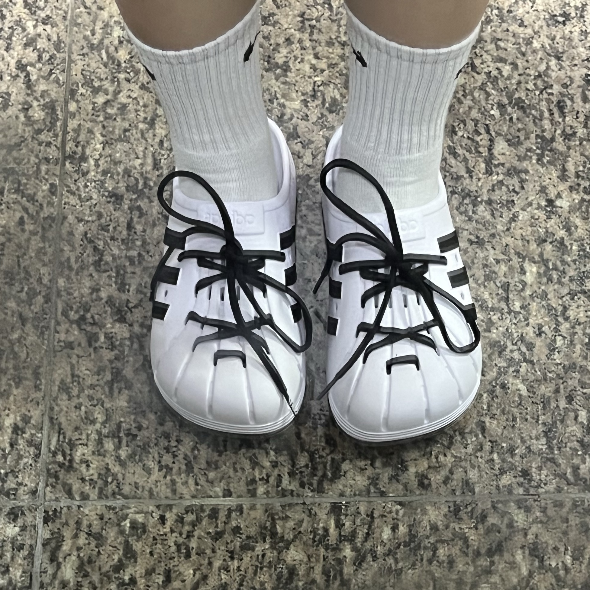 Adidas Adilette Clog White Black, Nike Everyday Lightweight Training Crew Socks White (3 Pack/Korean Ver.) 착용 스타일 - 2