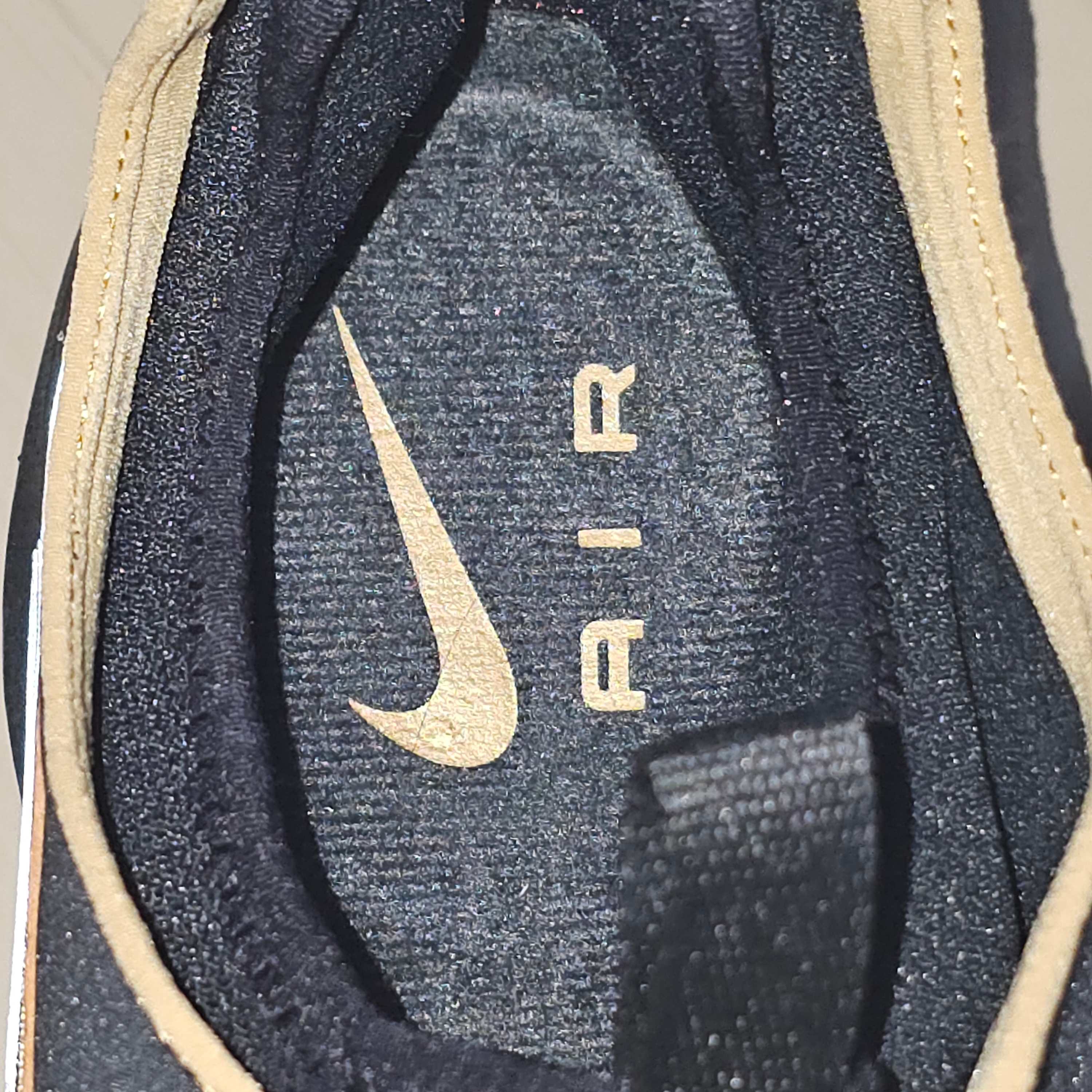 (W) Nike Air Max SNDR SE Black and Metallic Gold 착용 스타일 - 5