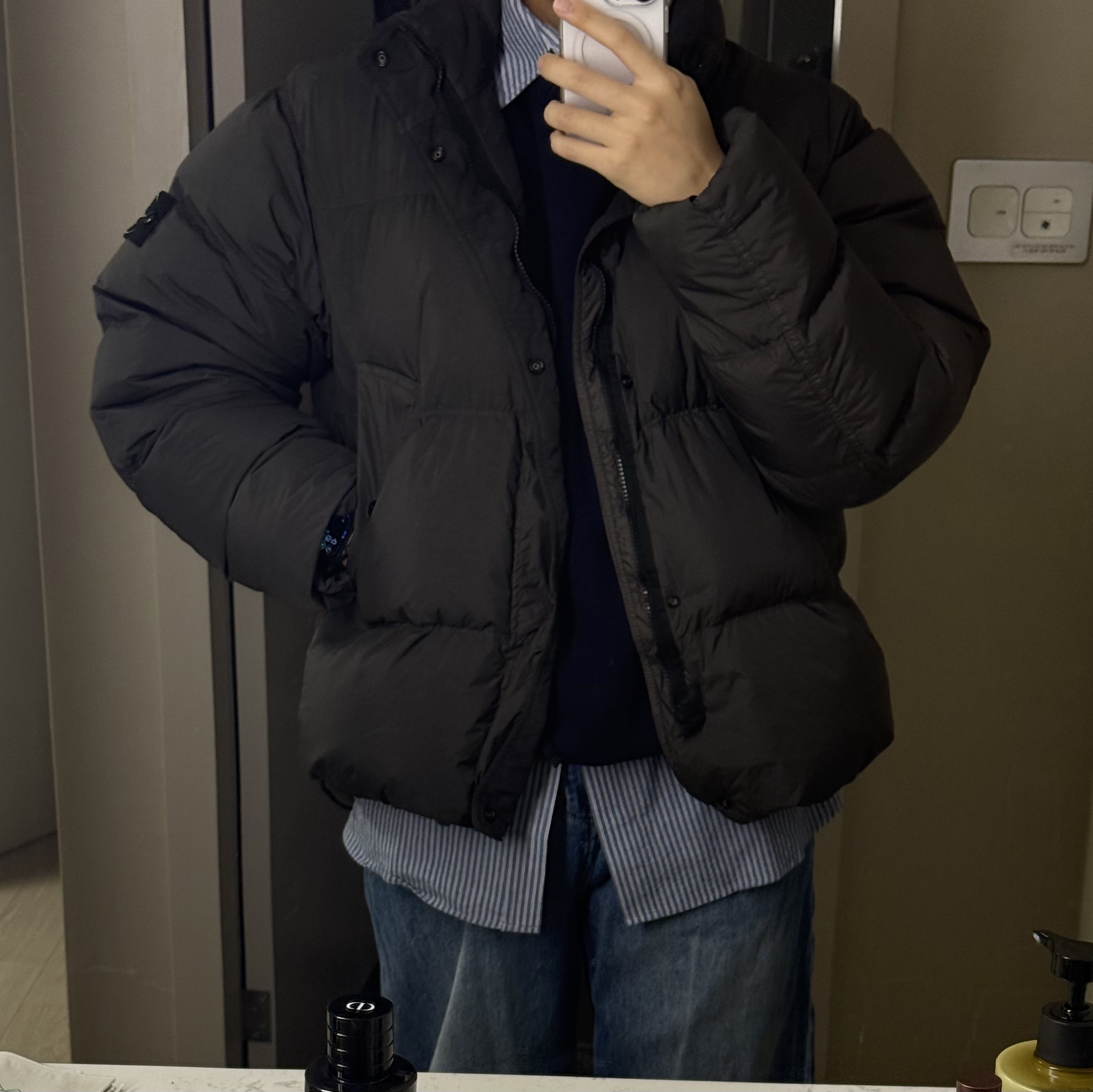 Stone Island 4100010 Crinkle Reps NY Recycled Nylon Down Jacket with Wind Resistant Lead Grey - 25FW, Apple Watch Ultra 2 49mm GPS Cellular Black Titanium Case with L Alpine Loop Dark Green (Korean Ver.) 착용 스타일 - 1