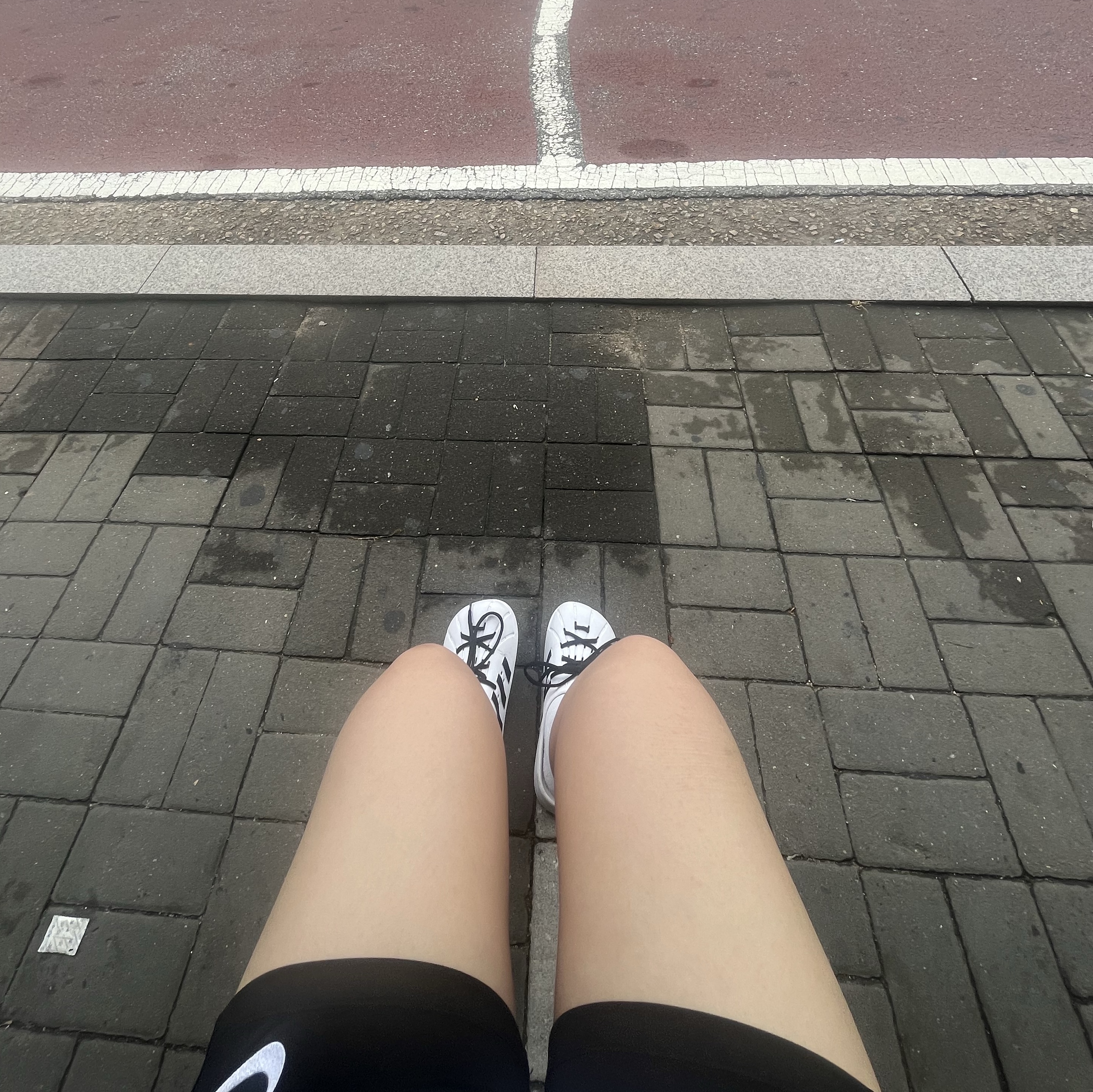 Adidas Adilette Clog White Black, Nike Everyday Lightweight Training Crew Socks White (3 Pack/Korean Ver.) 착용 스타일 - 3