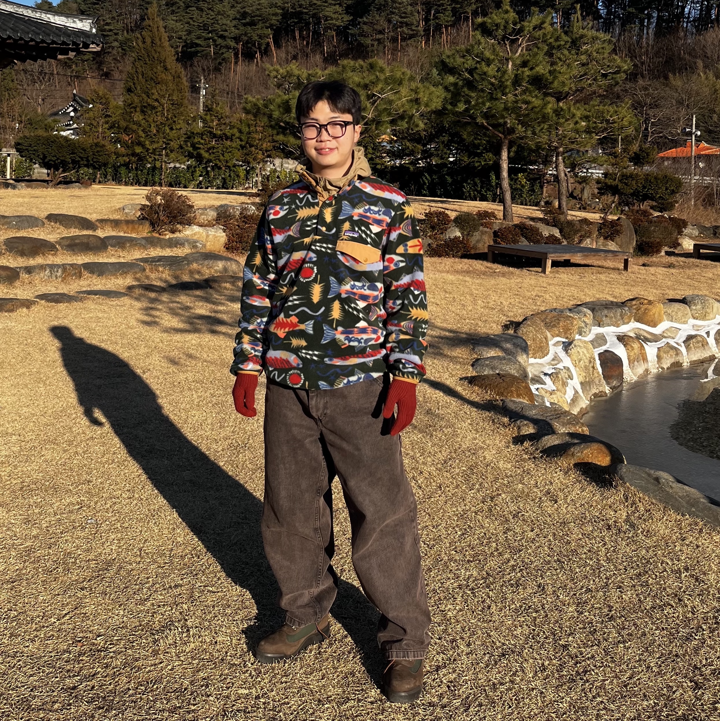 Patagonia Lightweight Synchilla Snap-T Fleece Pullover Salmon Energy Old Growth Green 착용 스타일