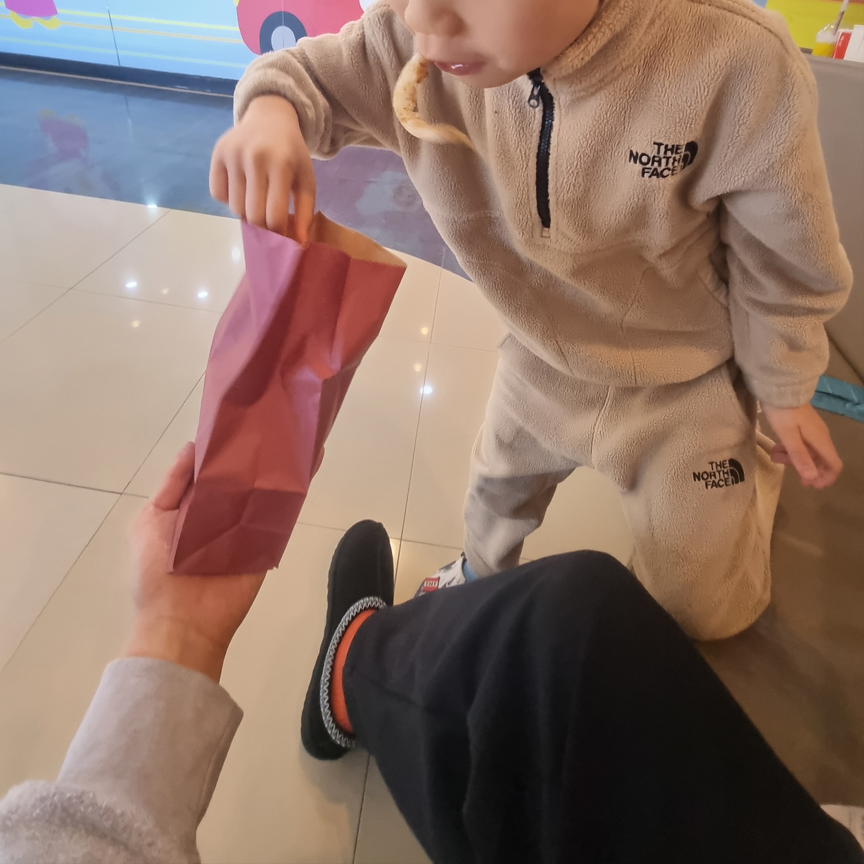 UGG Tasman II Slipper Black, Supreme Inside Out Box Logo Hooded Sweatshirt Heather Grey - 23SS 착용 스타일