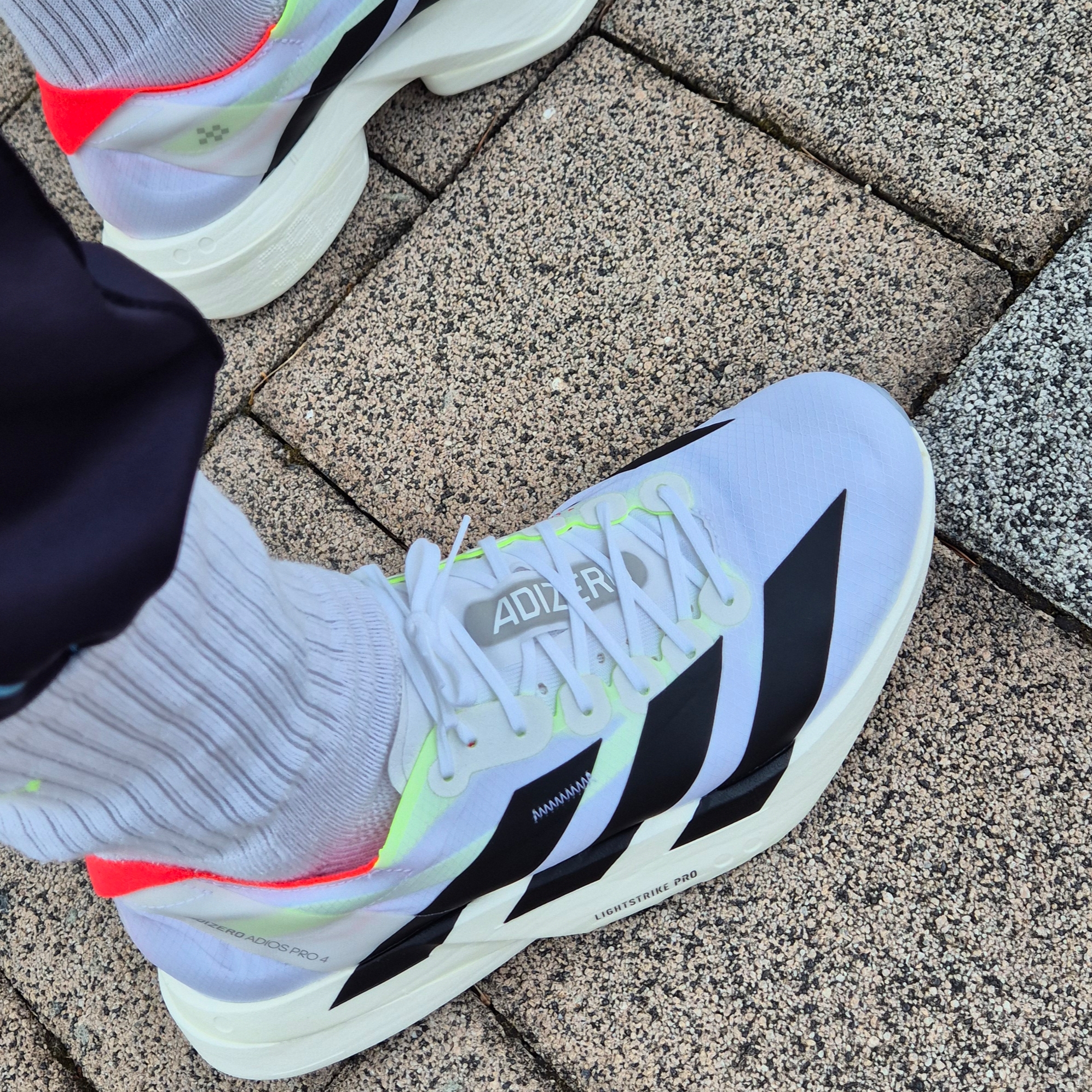 Adidas Adizero Adios Pro 4 Cloud White Core Black 착용 스타일