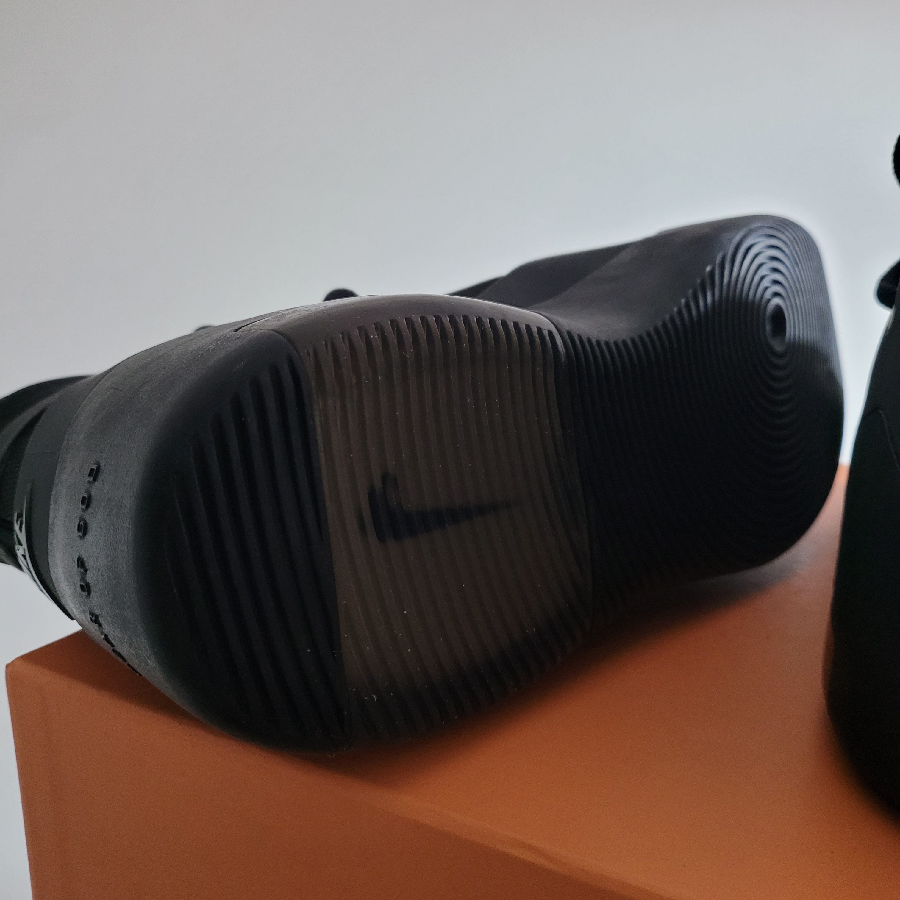 Nike x Fear of God Air Fear of God 1 Triple Black 착용 스타일 - 5