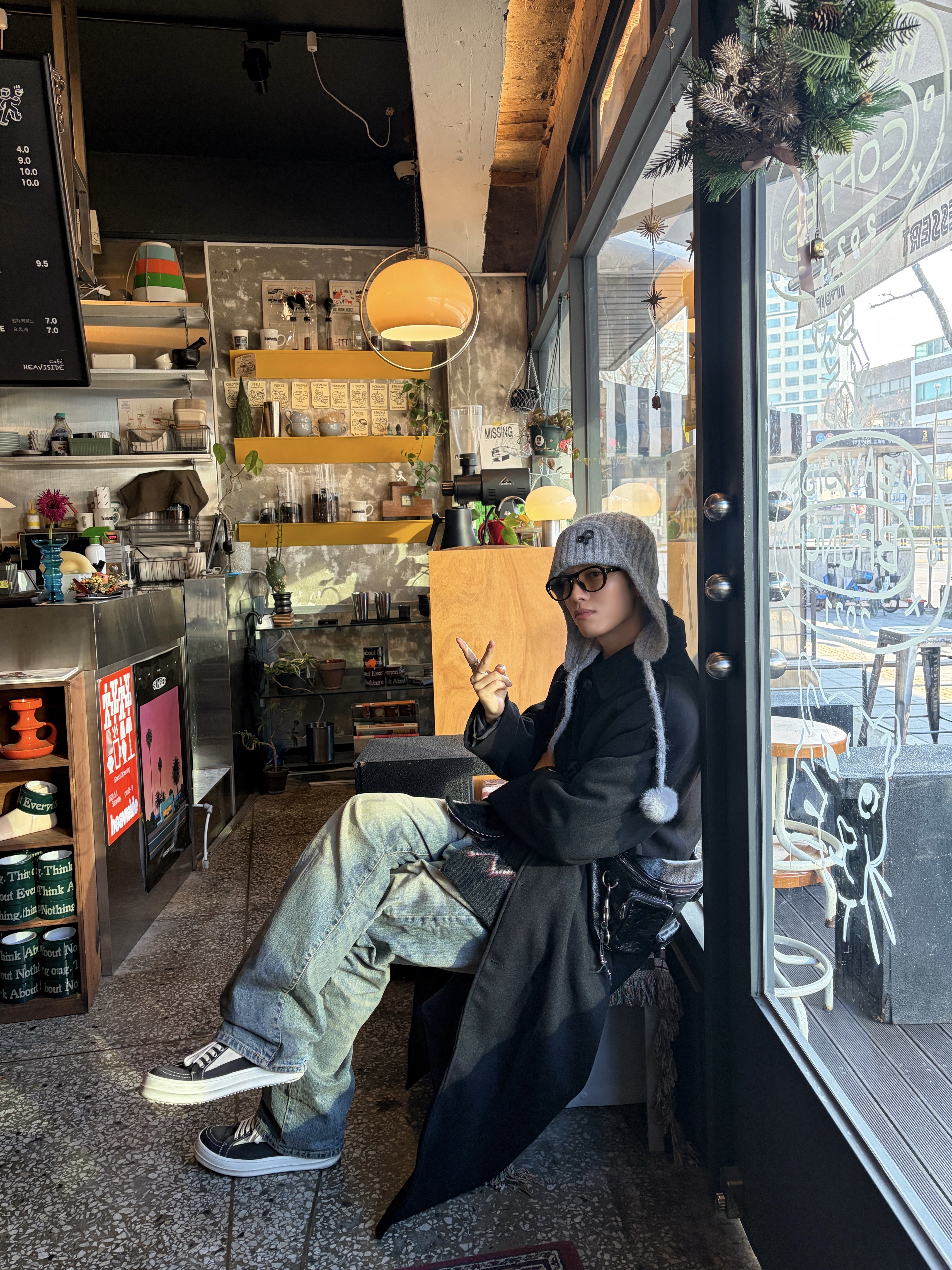 AEAE Button Knit Trooper Beanie Grey, Rick Owens Drkshdw Suede Vintage Sneakers Dark Dust Pearl Milk White 착용 스타일 - 2