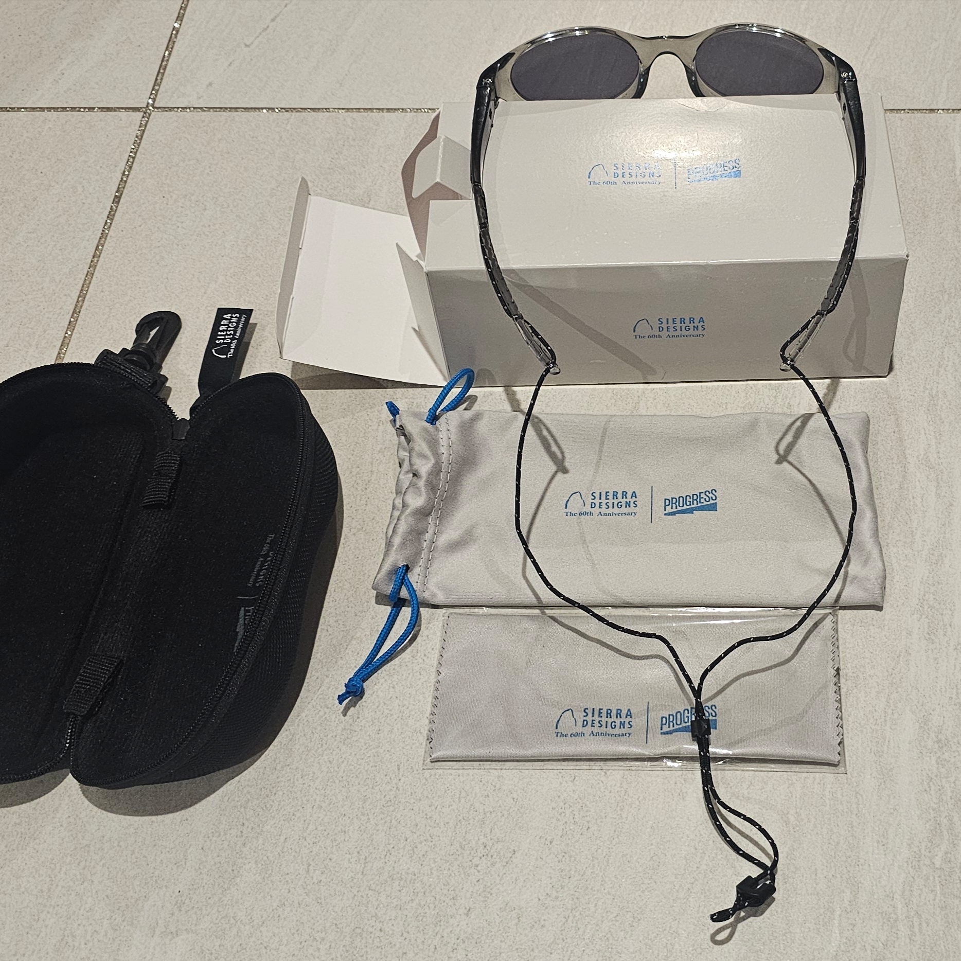 SIERRA DESIGNS X PROGRES MOJO SUNGLASS LIGHT GREY 착용 스타일 - 2