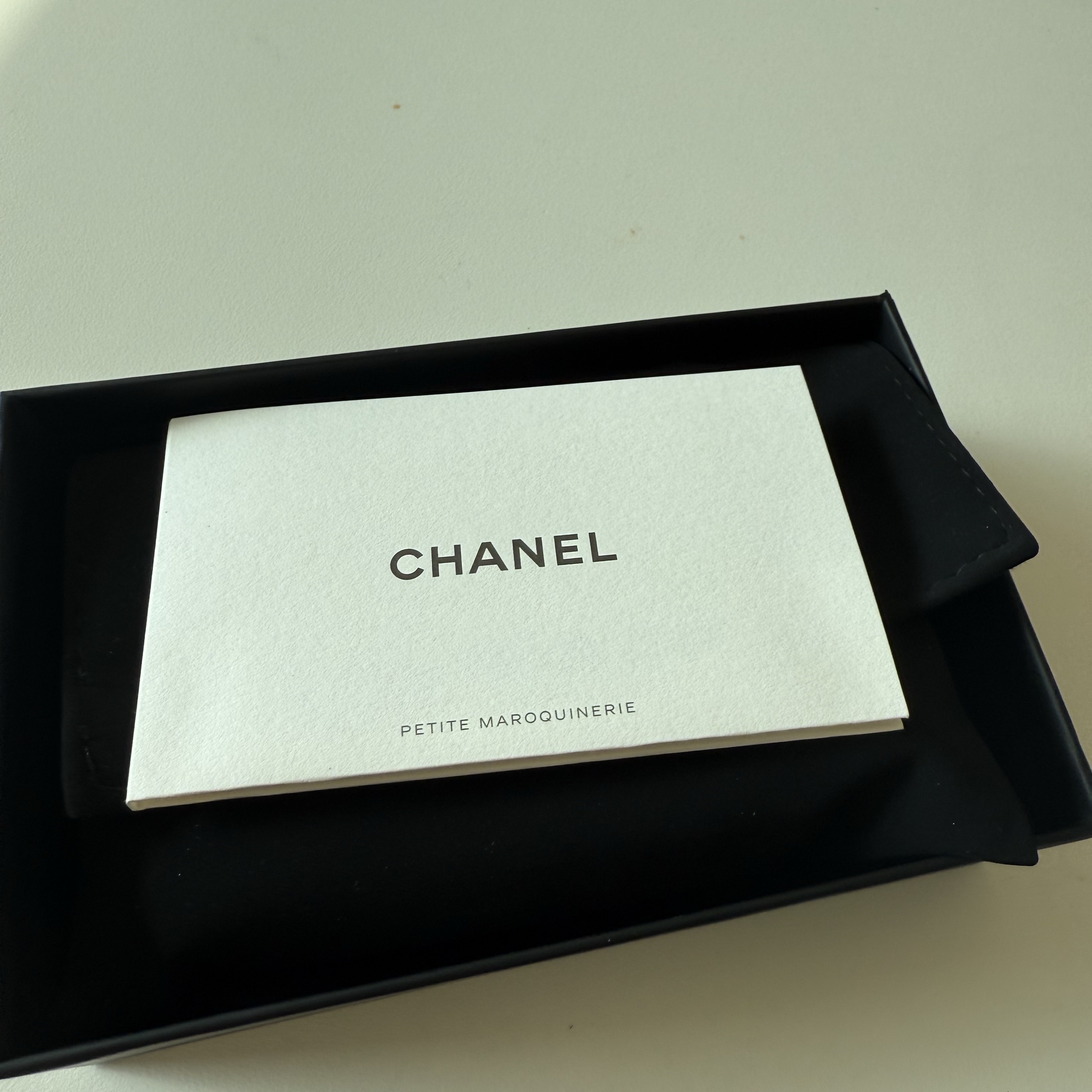 Chanel Classic Zipped Coin Purse Grained Calfskin & Silver Black 착용 스타일 - 3
