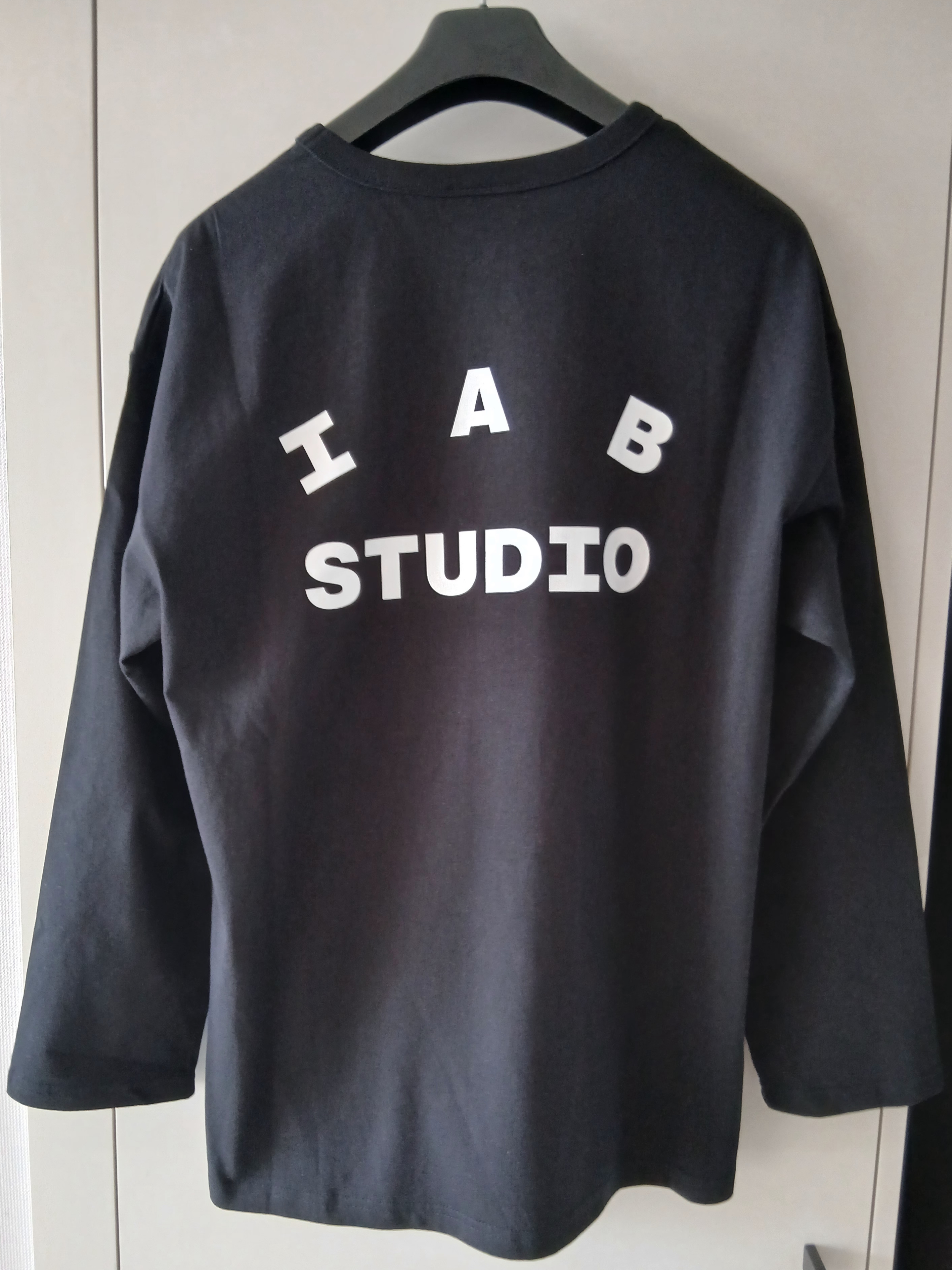 IAB Studio IAB Light Long Sleeve Black, UGG x Palace Tasman Slipper Black Camo 착용 스타일 - 2