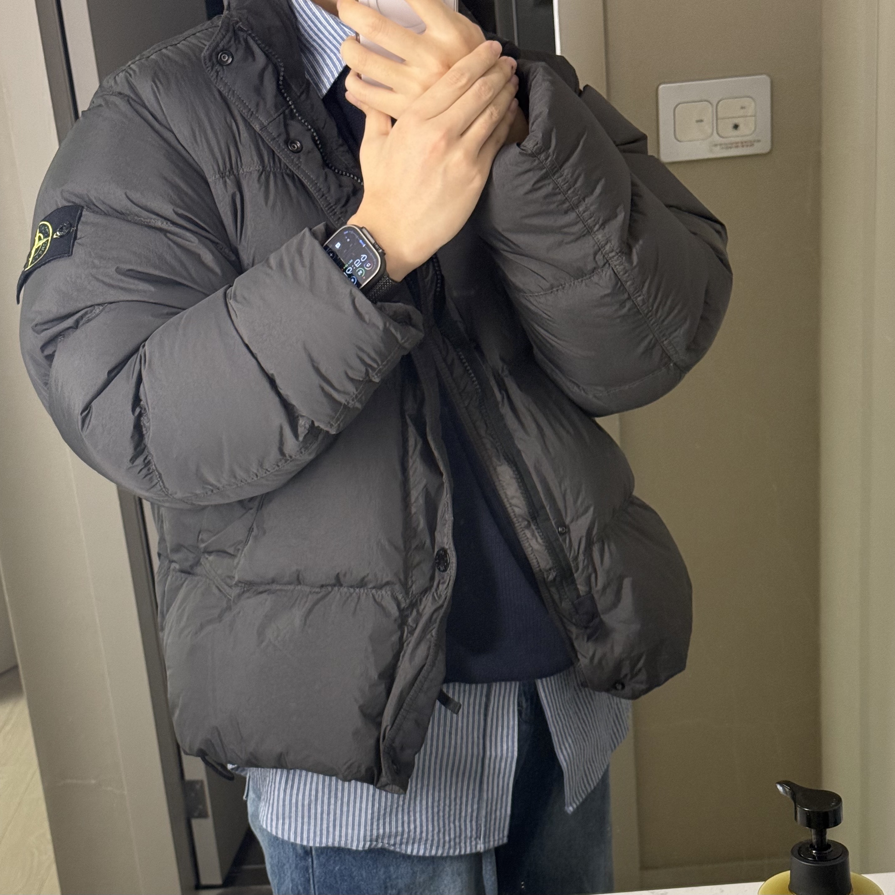 Stone Island 4100010 Crinkle Reps NY Recycled Nylon Down Jacket with Wind Resistant Lead Grey - 25FW, Apple Watch Ultra 2 49mm GPS Cellular Black Titanium Case with L Alpine Loop Dark Green (Korean Ver.) 착용 스타일 - 2