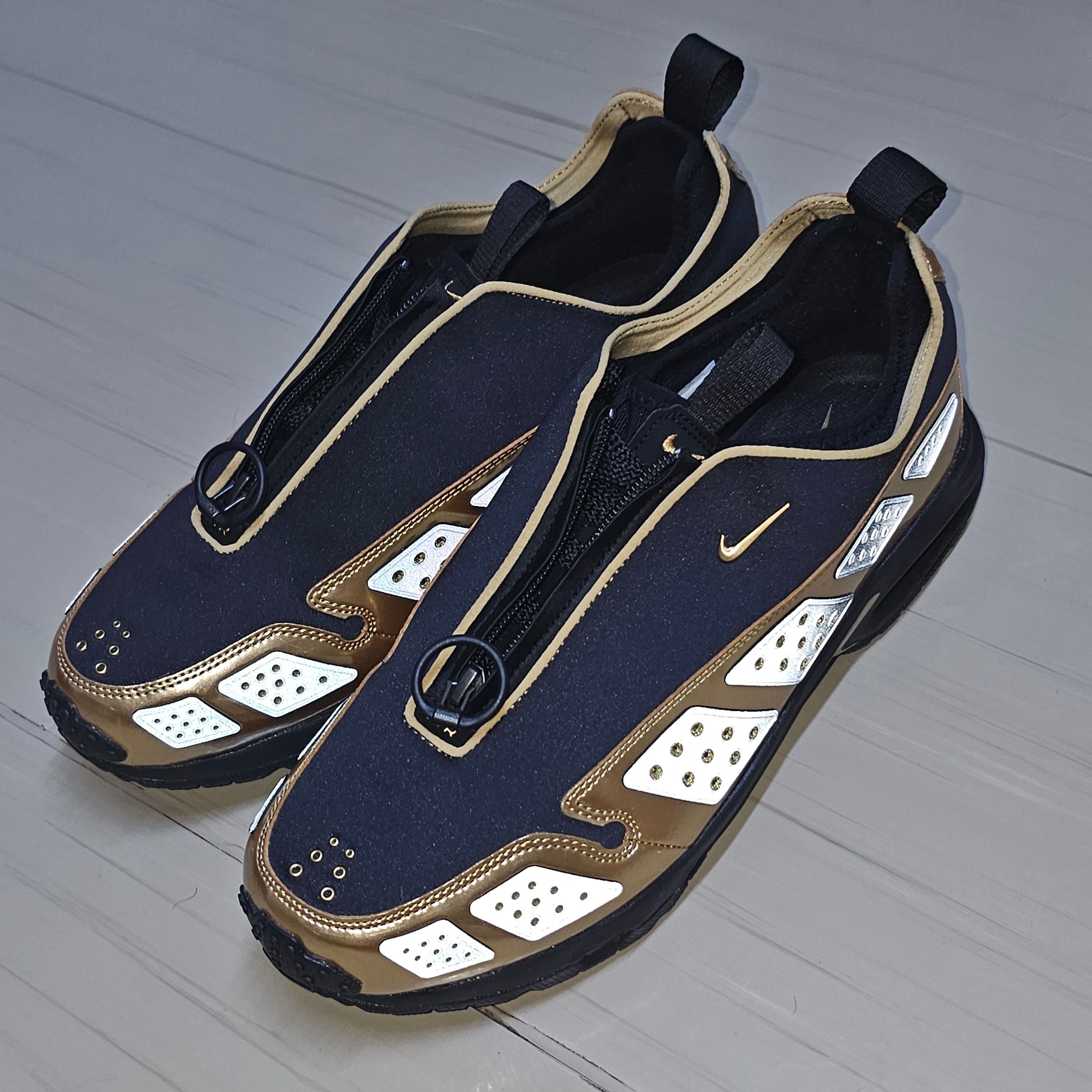 (W) Nike Air Max SNDR SE Black and Metallic Gold 착용 스타일 - 1