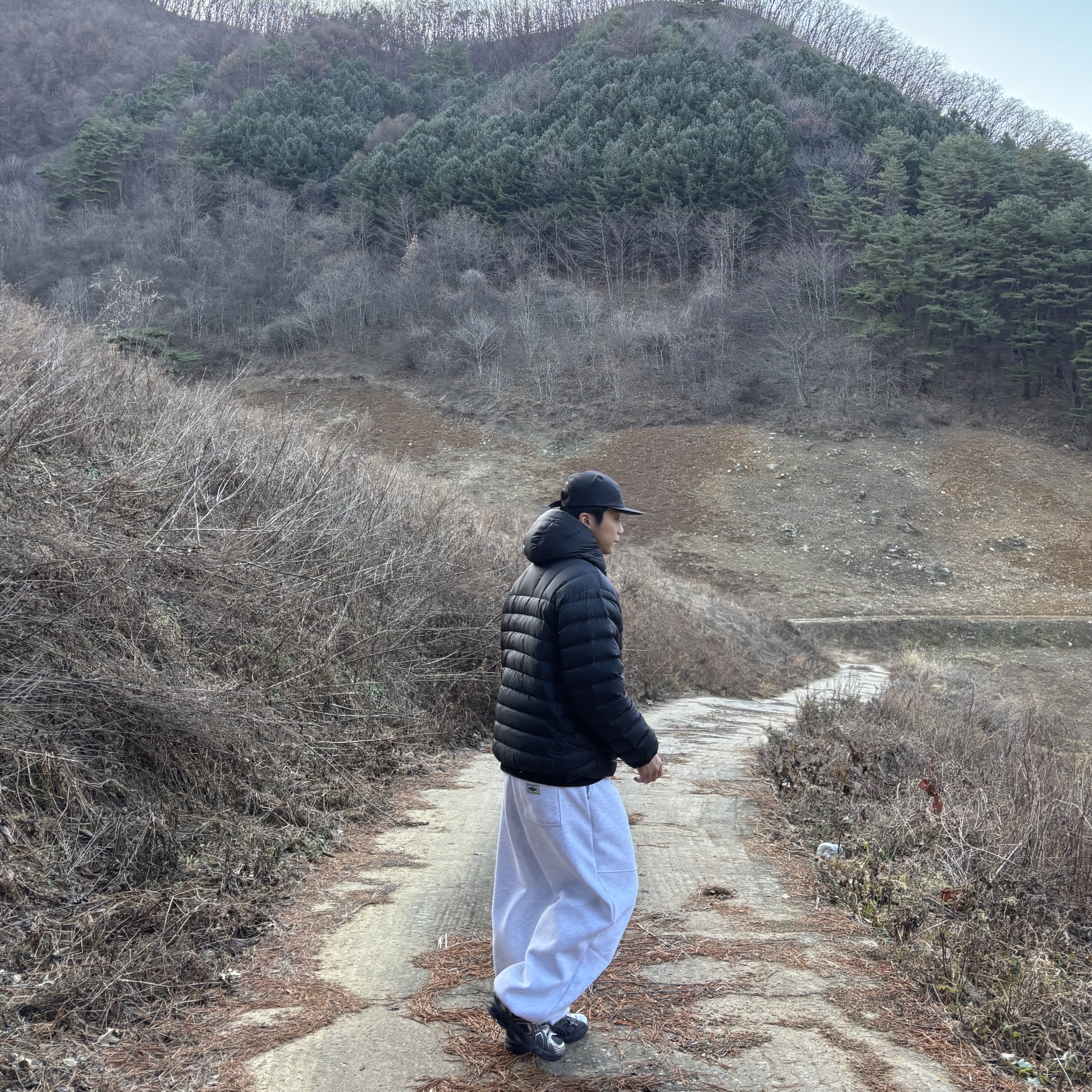 Asics x Unaffected Gel-Nimbus 10.1 Silver Black, Supreme Micro Down Half Zip Hooded Pullover Black - 25FW 착용 스타일 - 2