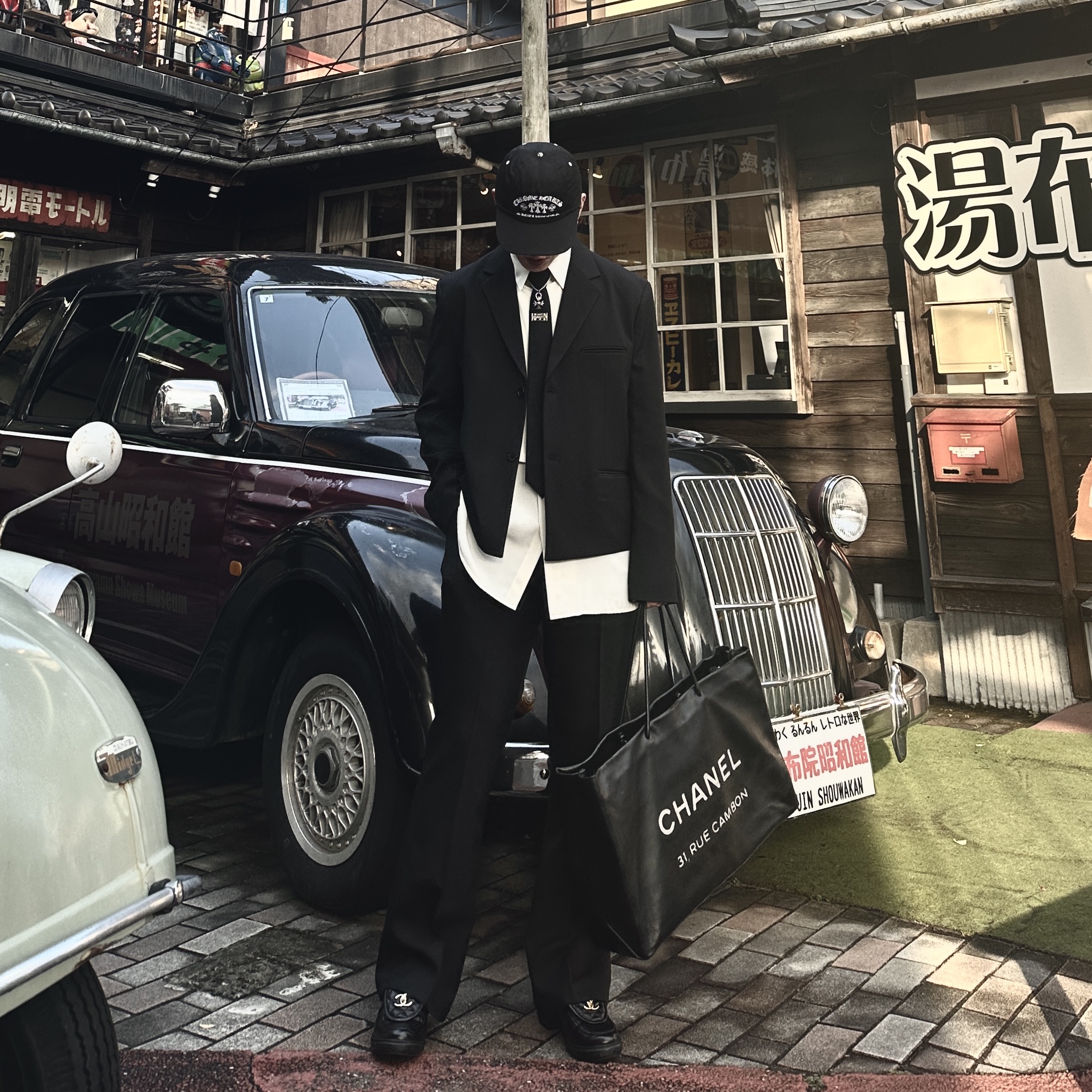 (W) Chanel Loafers Lambskin & Gold Black, Chrome Hearts Gas Station Cemetery Trucker Hat Black 착용 스타일 - 3