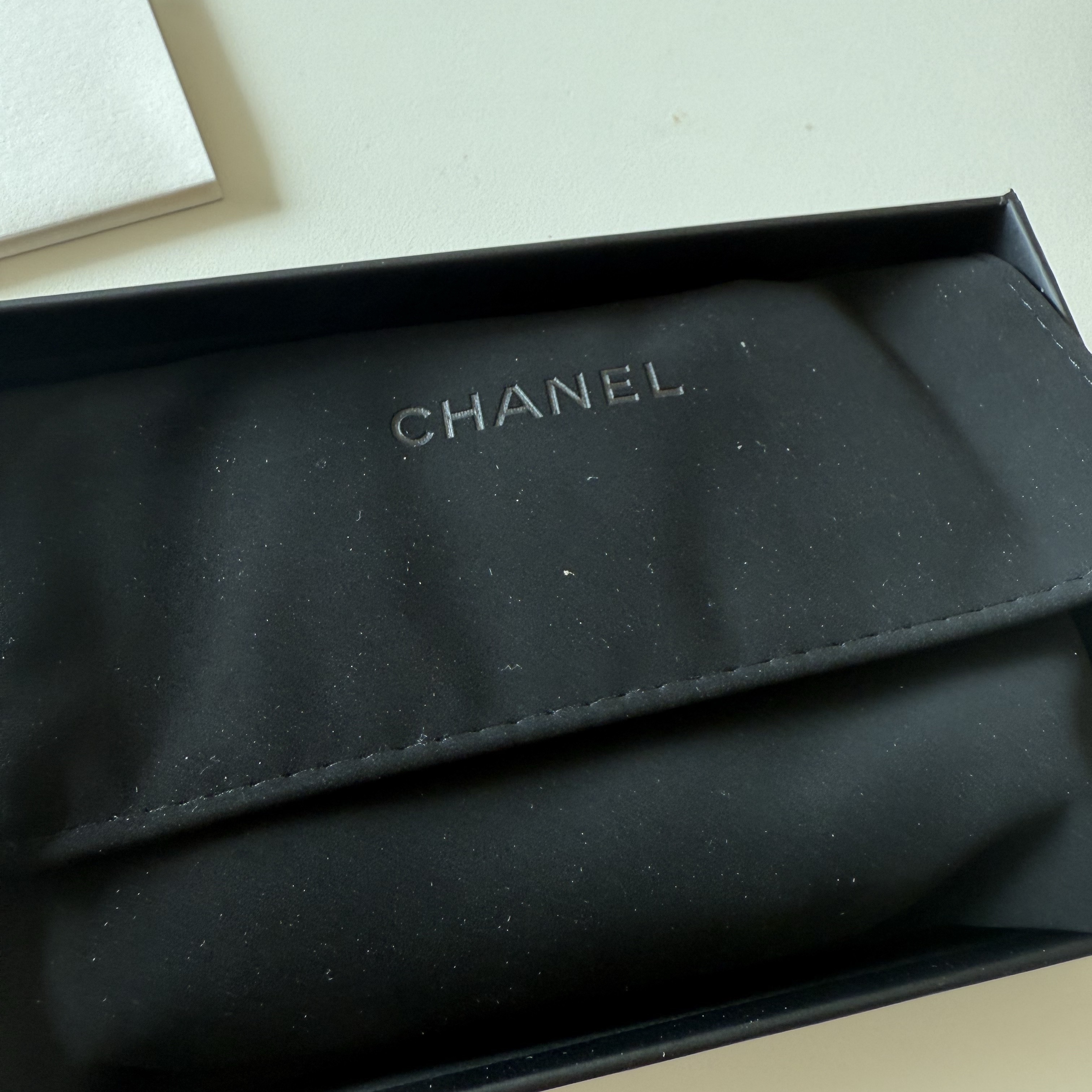 Chanel Classic Zipped Coin Purse Grained Calfskin & Silver Black 착용 스타일 - 4