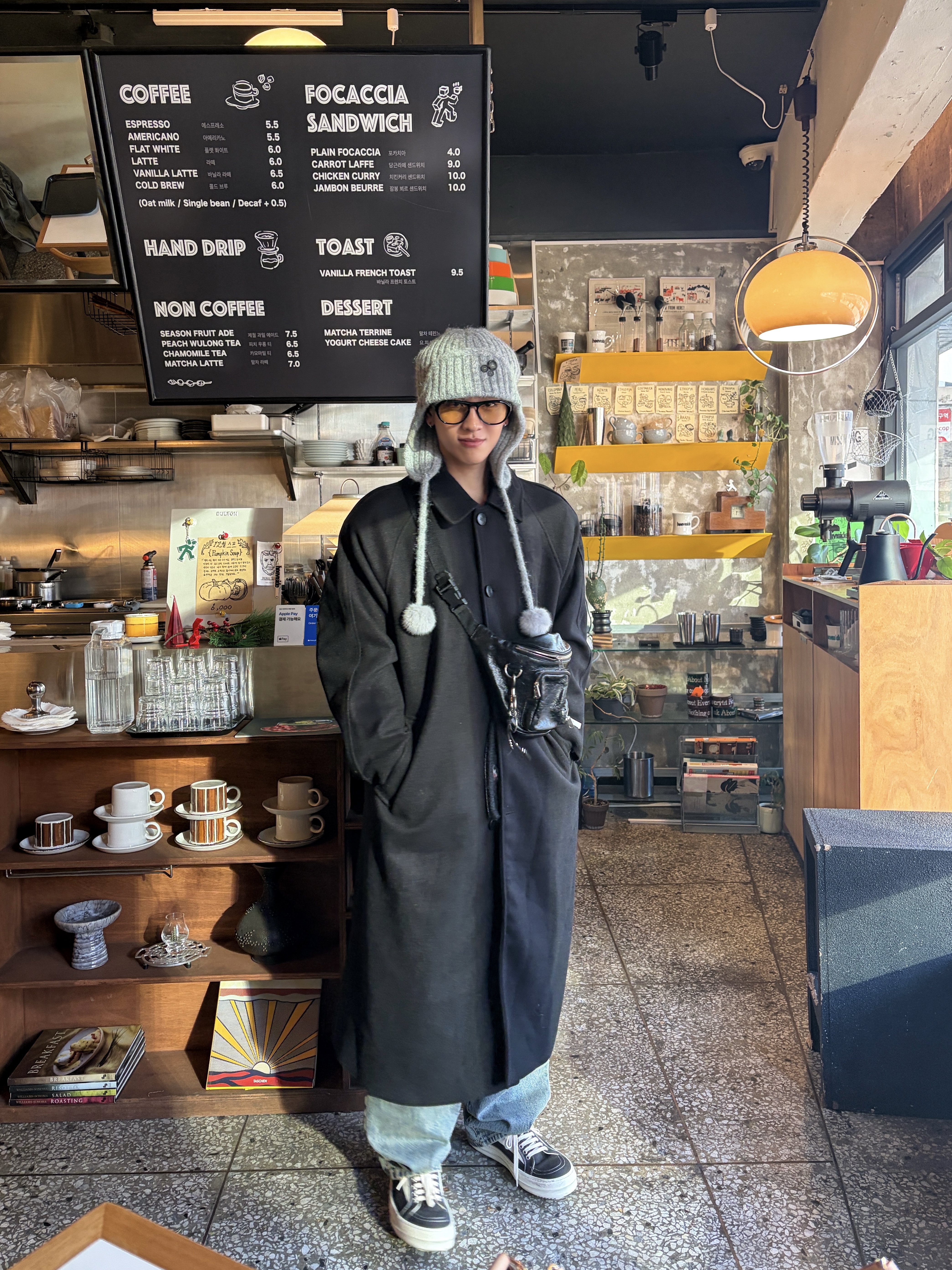 AEAE Button Knit Trooper Beanie Grey, Rick Owens Drkshdw Suede Vintage Sneakers Dark Dust Pearl Milk White 착용 스타일 - 3