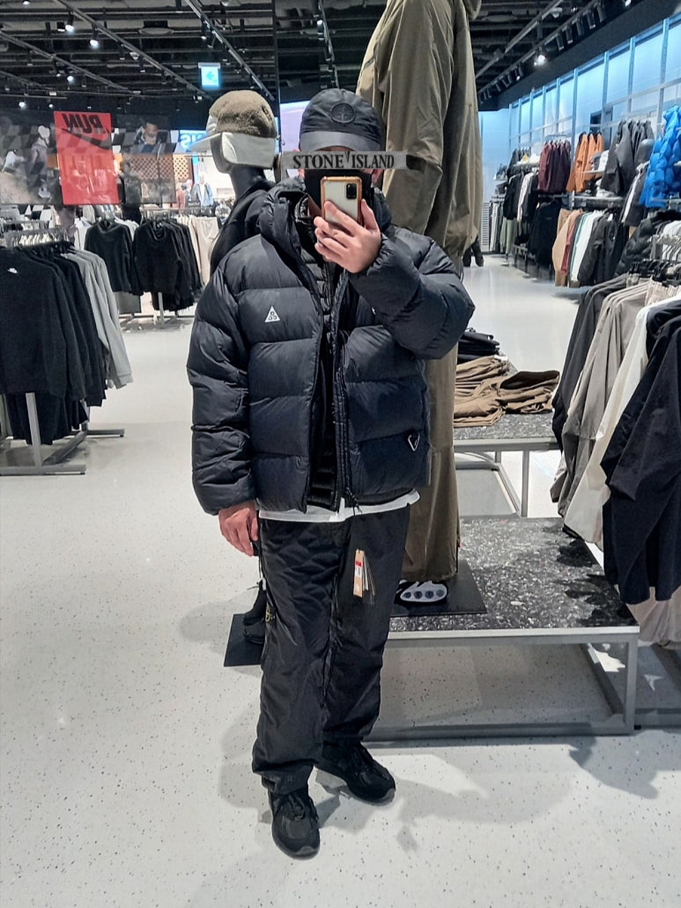 Stone Island 99576 Nylon Metal 6-Panel Cap Black, New Balance x Stone Island 991v2 Made in UK Black 착용 스타일 - 1