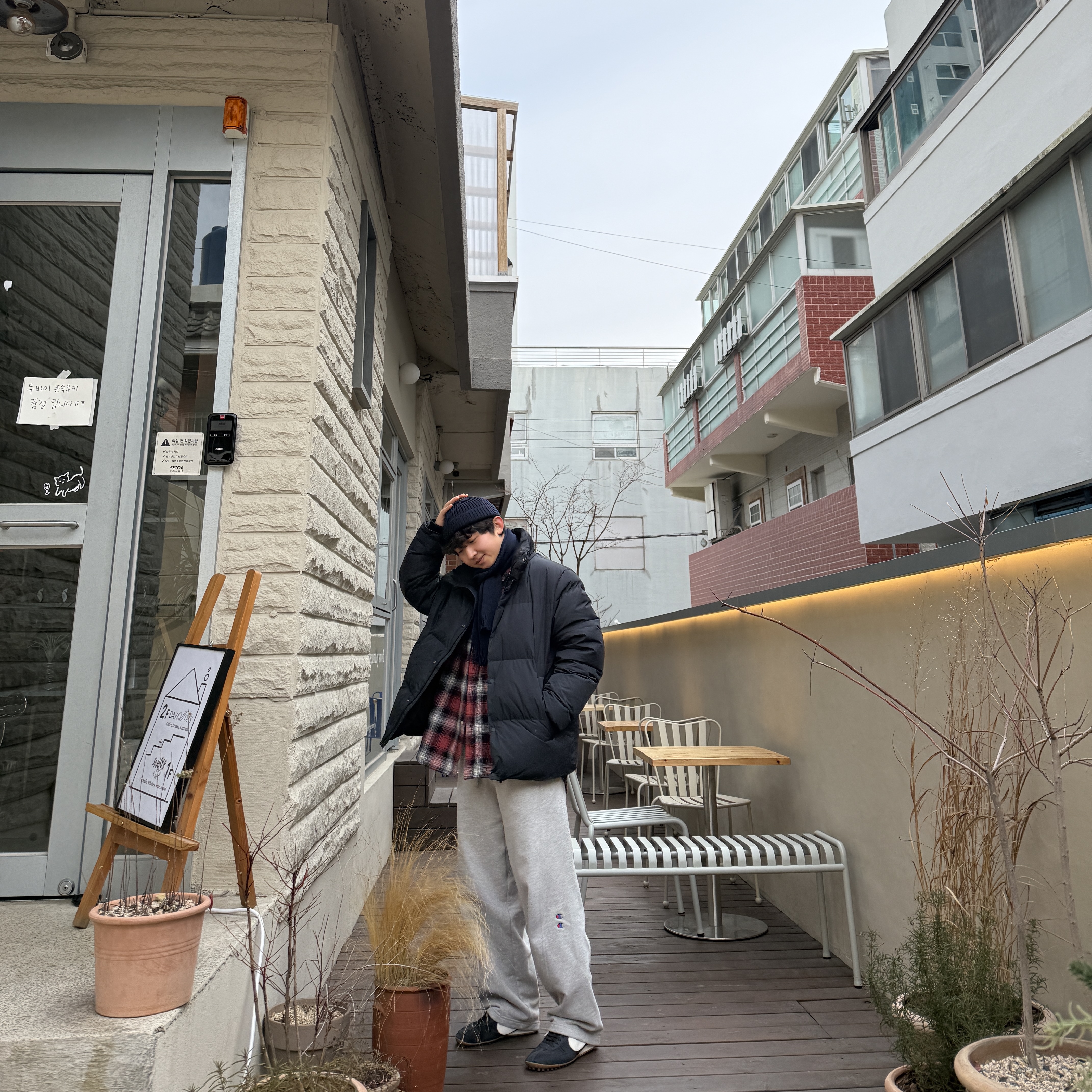 Nike x Jacquemus Moon Shoe SP Off Noir Cashmere, Zara x Champion Wide Fit Jogger Pants Gray Marl 착용 스타일 - 3