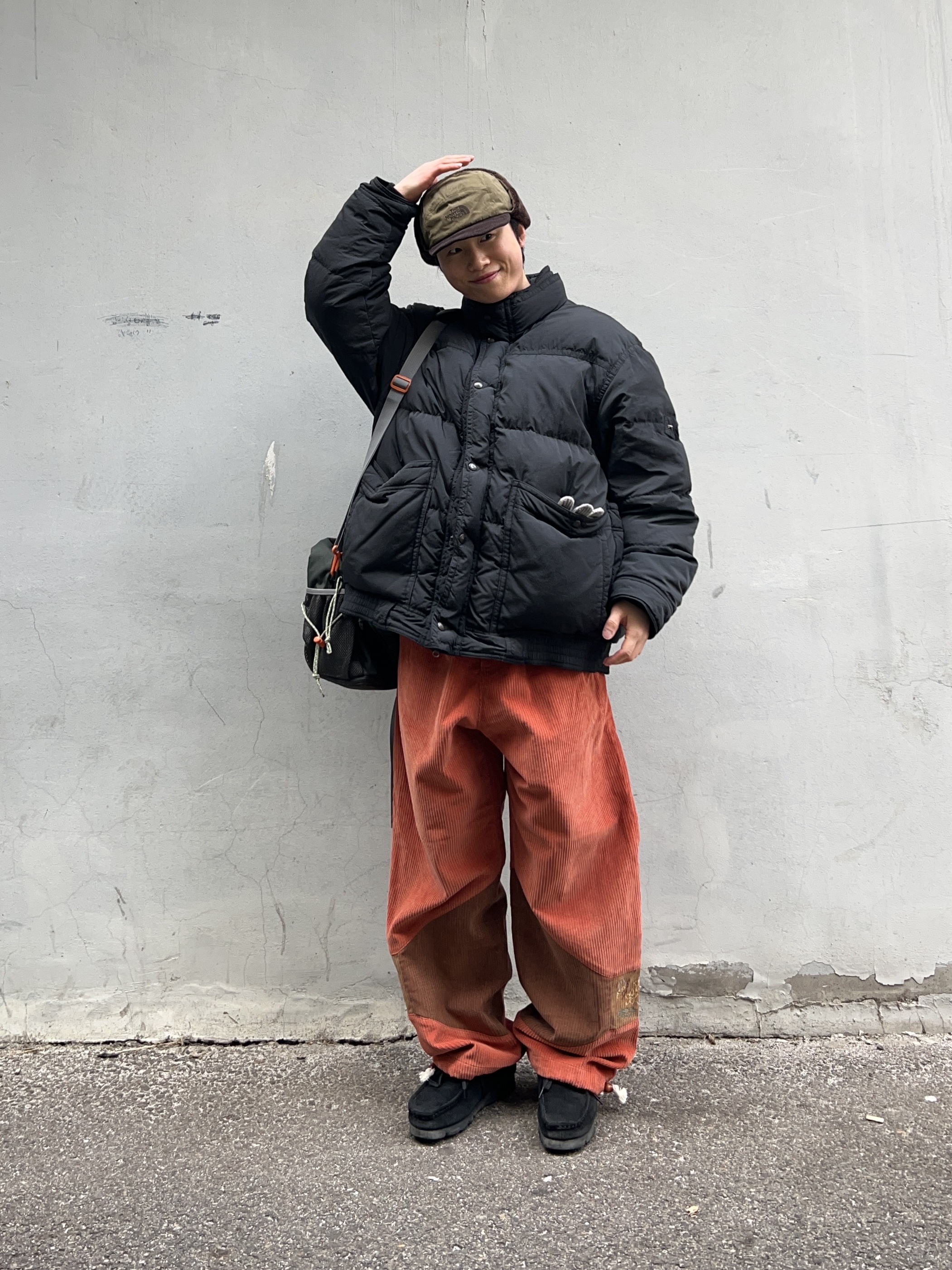 The North Face Waxed Cotton Earmuff Cap Khaki, Clarks Wallabee Black Suede 착용 스타일 - 1