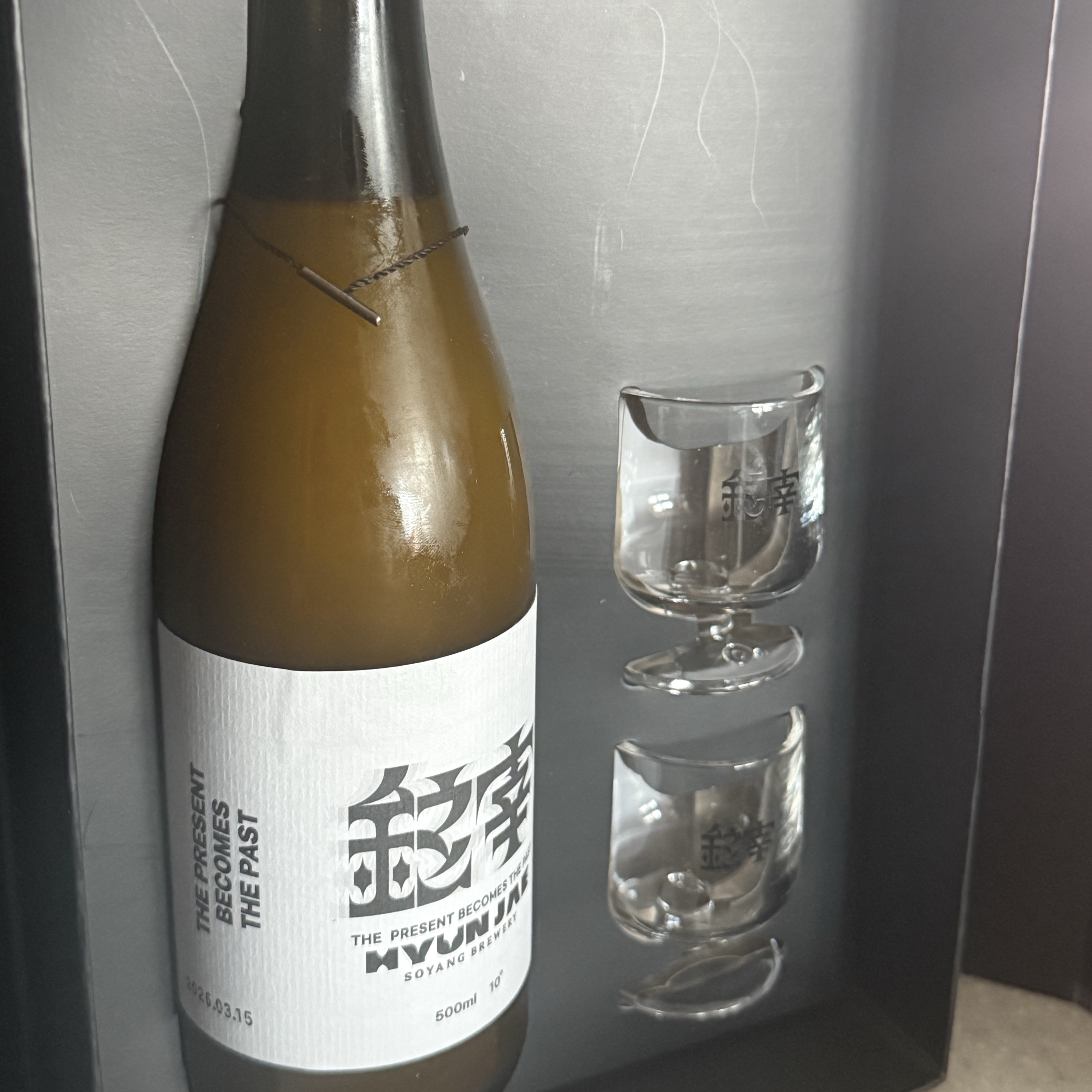 [KREAM 단독] Soyang Brewery Hyunjae10% Glass Package Set 착용 스타일 - 1