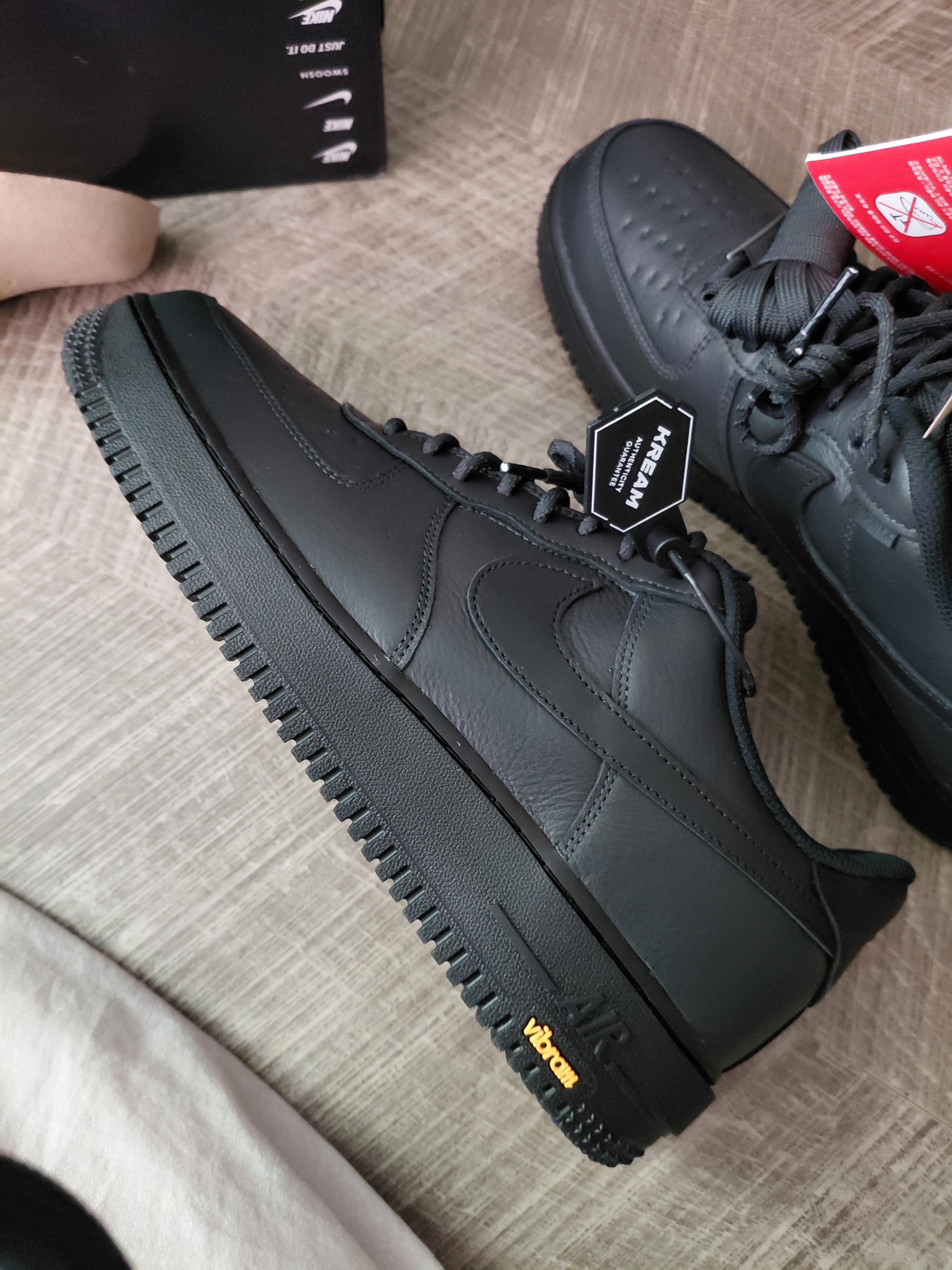 Nike Air Force 1 Low Gore-Tex Vibram Off Noir and Black 착용 스타일 - 2