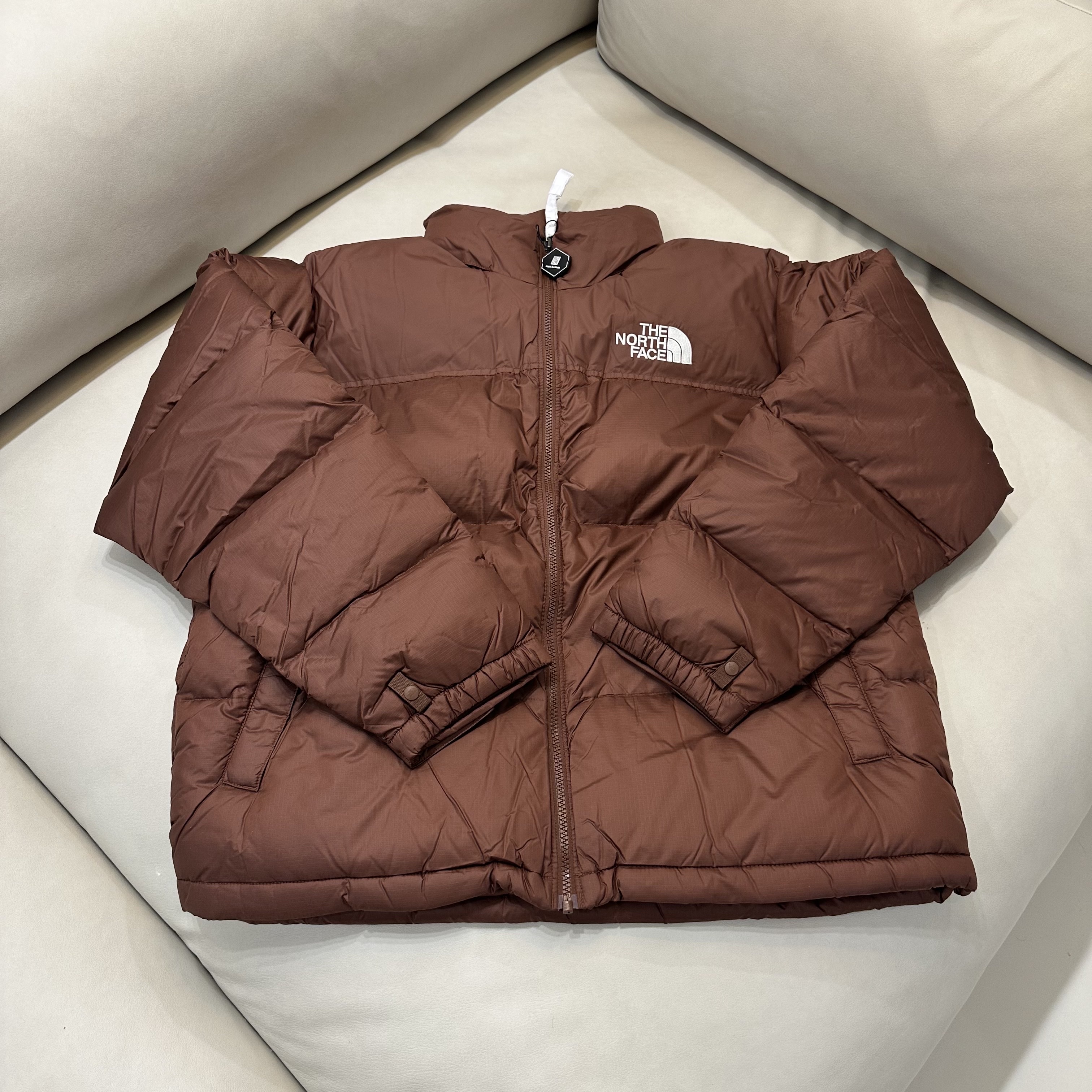 The North Face 1996 Eco Nuptse Jacket Brown, The North Face 1996 Retro Nuptse Down Jacket TNF Black 착용 스타일 - 1