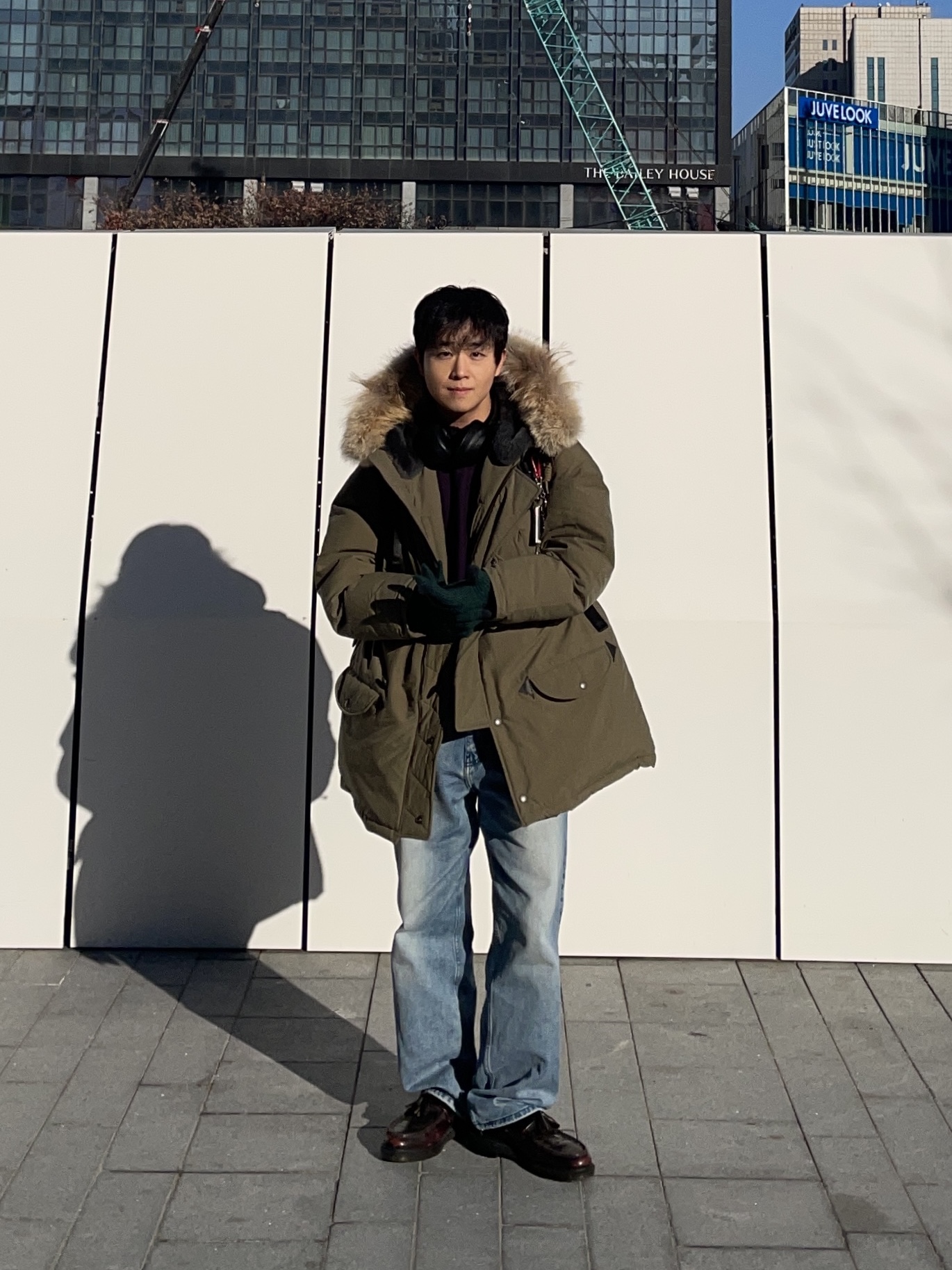 Uniqlo x Kaws Heattech Knit Gloves Green, Dr. Martens Adrian Arcadia Leather Loafers Cherry Red 착용 스타일
