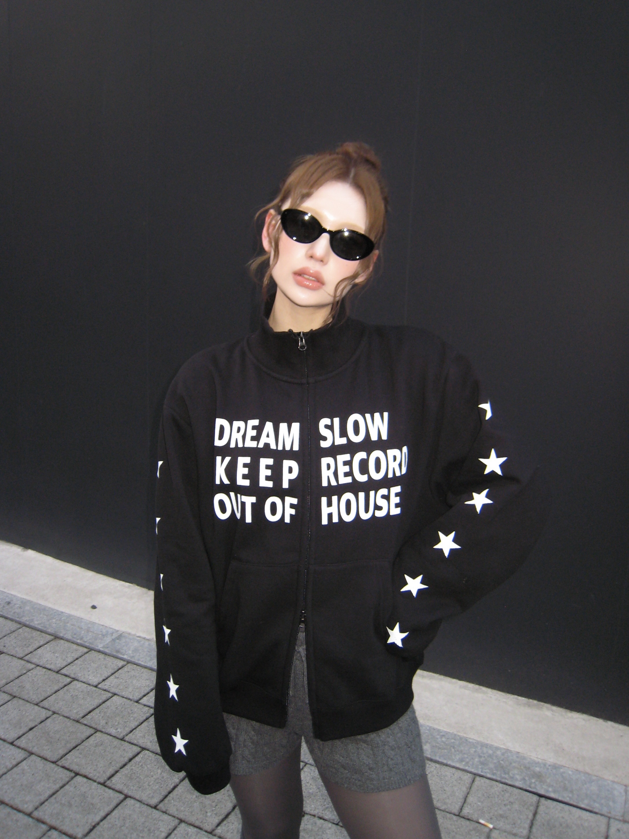 SLOW RECORD HOUSE Typo Star Track Zip-Up_Black 착용 스타일 - 2