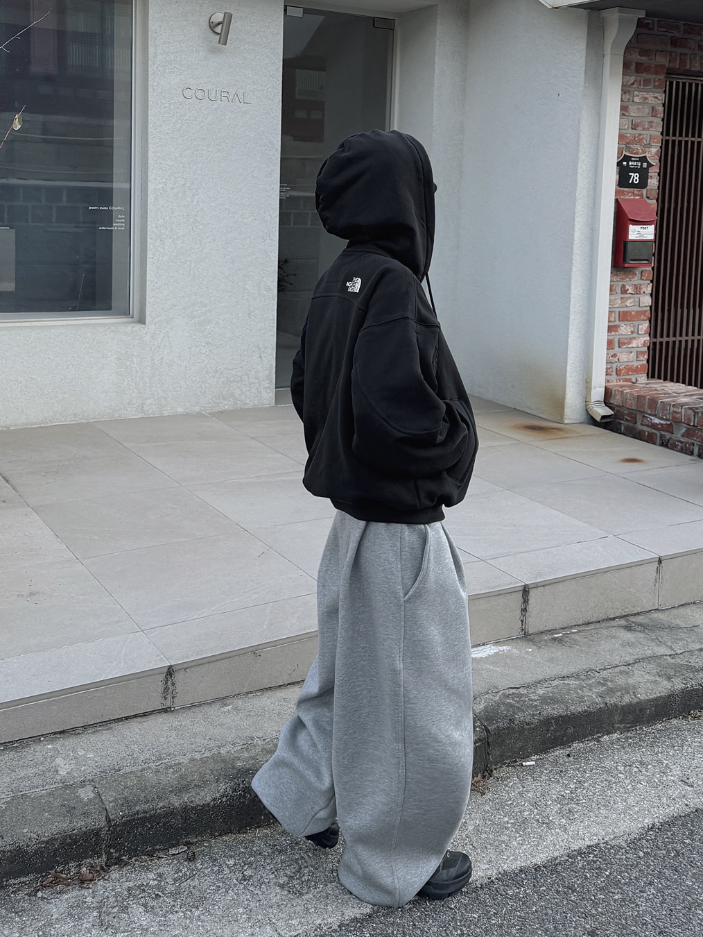 The North Face Dayoff Hood Zip Up Black - 25FW, Oakley Light Breathe Triple Black 착용 스타일 - 1