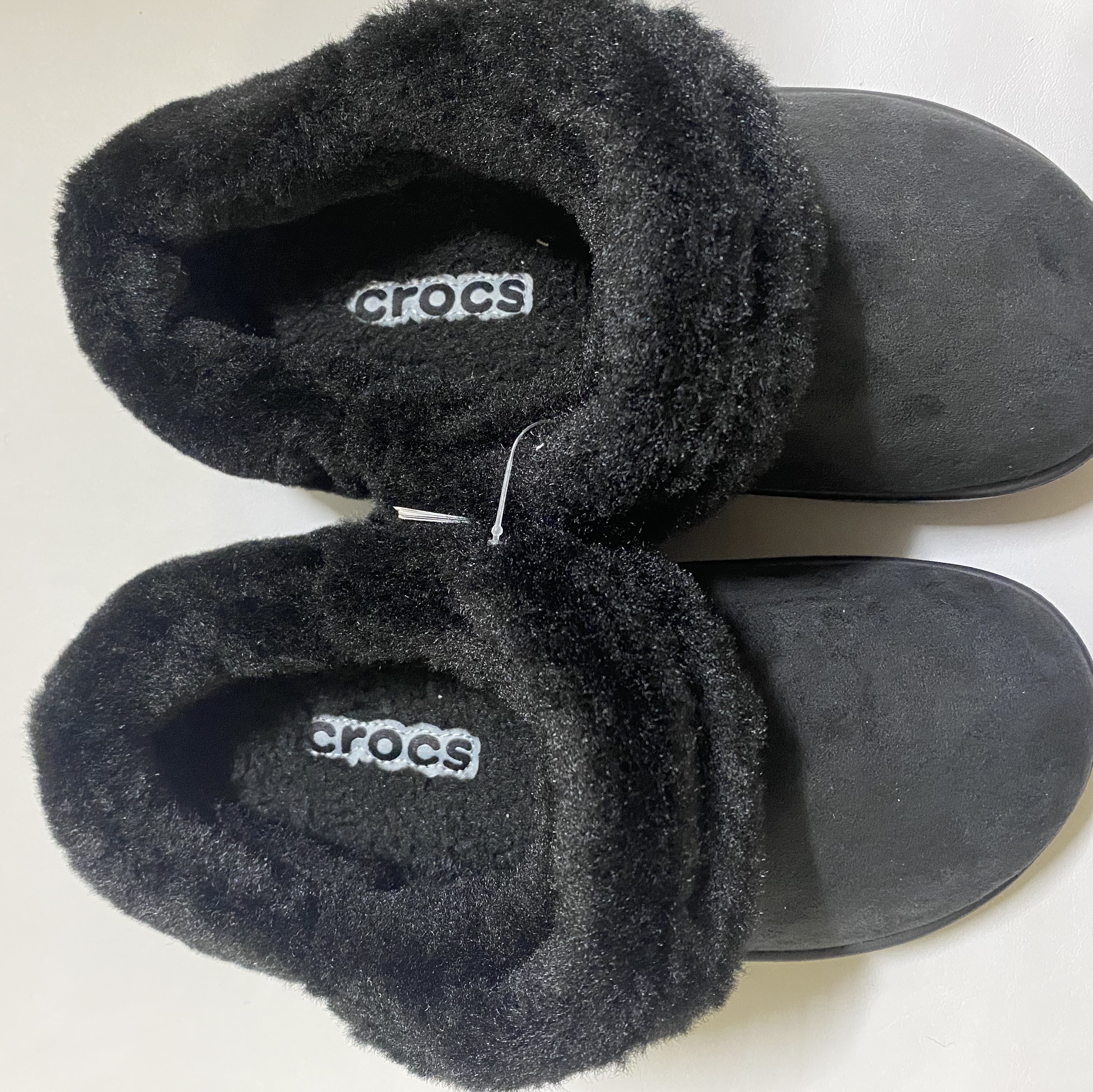 Crocs Classic Unfurgettable Suede Clog Black 착용 스타일