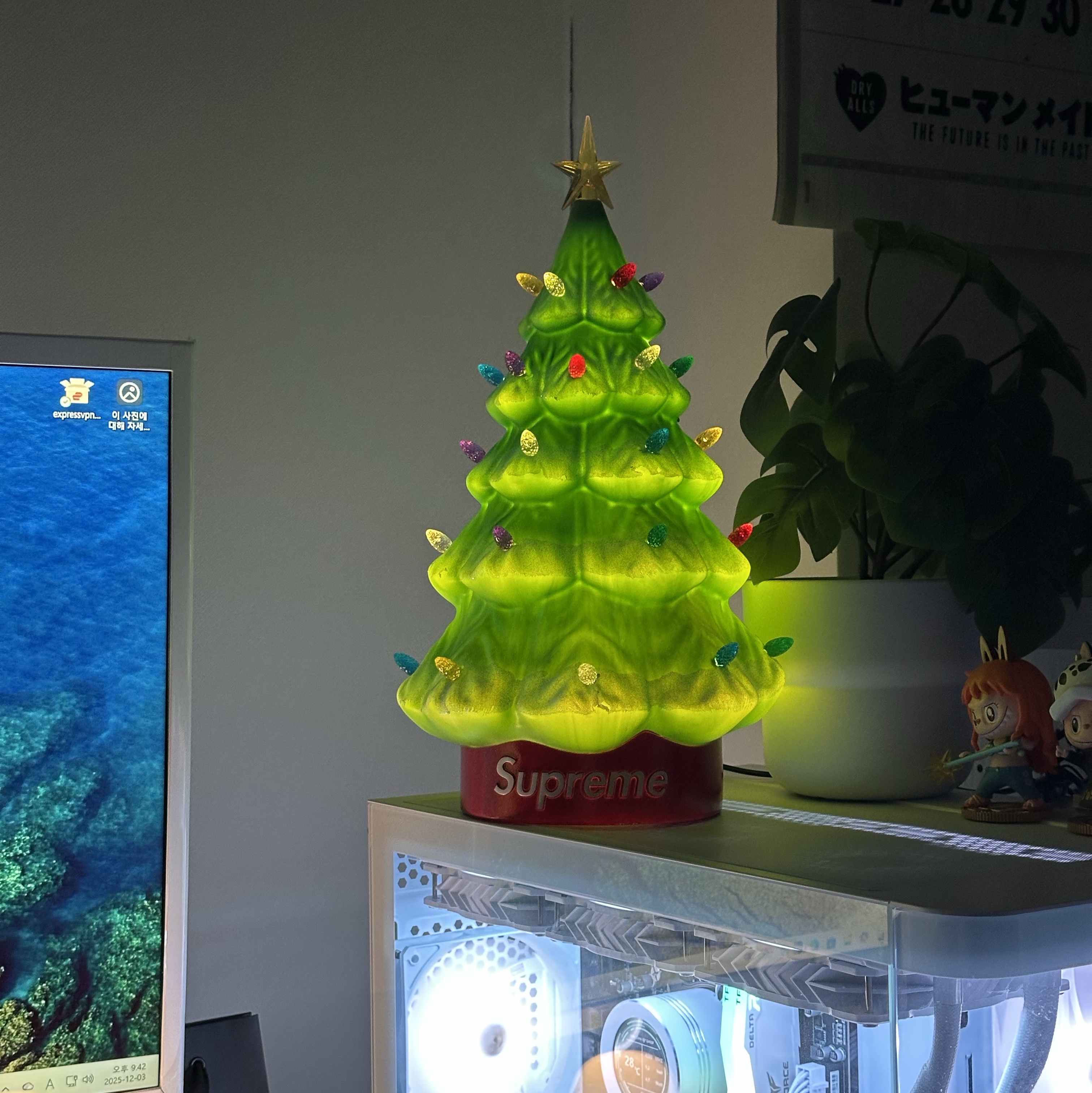 Supreme 15" Holiday Tree Green - 25FW 착용 스타일 - 2