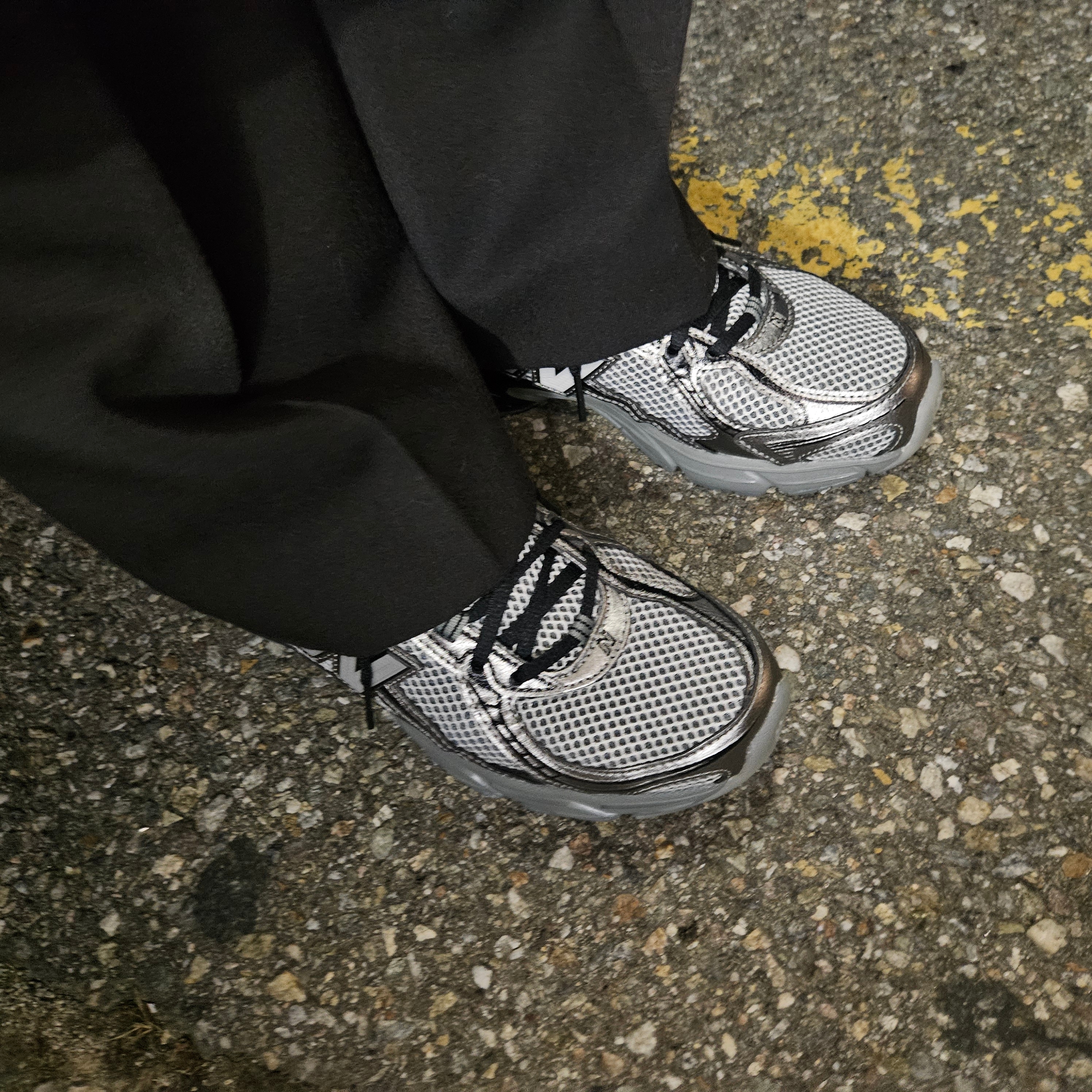 New Balance 740 Dark Silver Metallic 착용 스타일 - 1