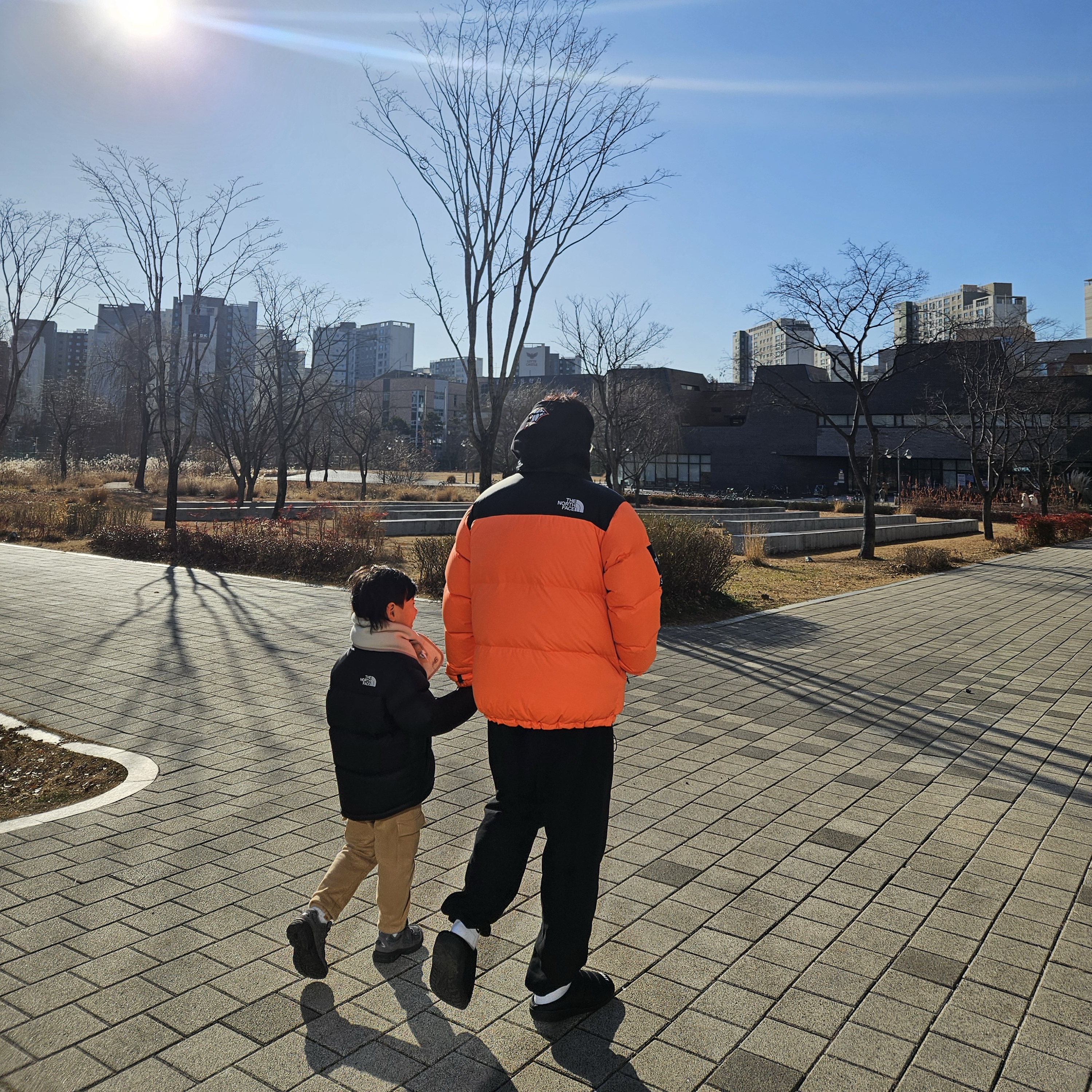 Supreme x The North Face Nuptse Orange - 16FW, Subu x Nanga x Fragment Winter Sandal Black 착용 스타일