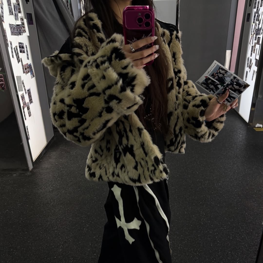 SOMSOC Frei Hooded Duffle Fur Coat Leopard 착용 스타일