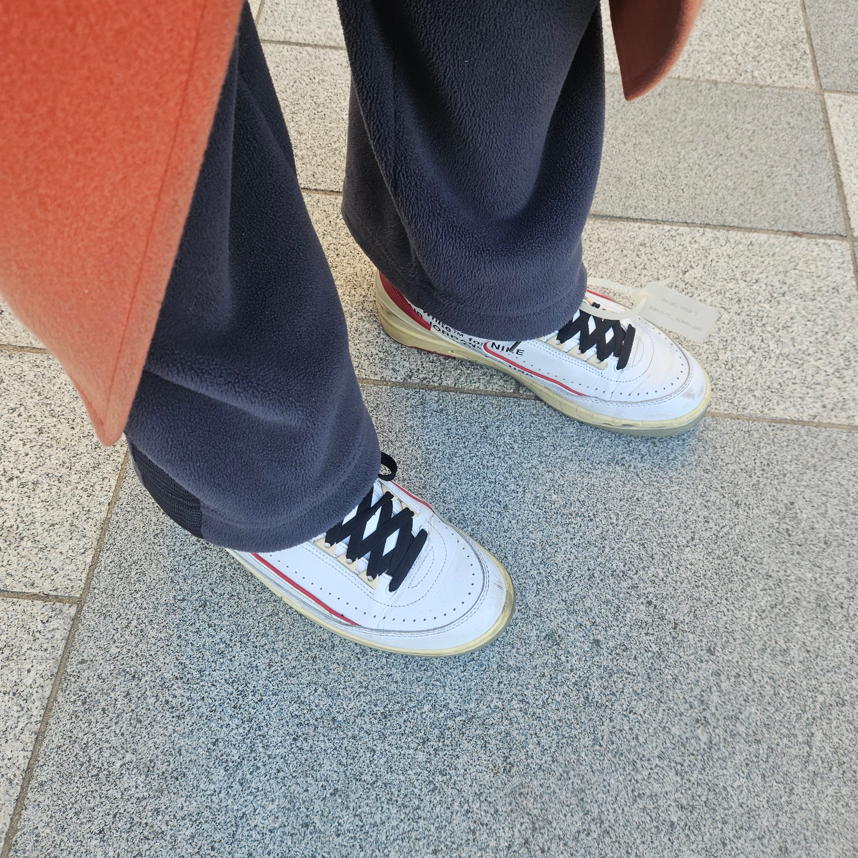 Palace Korea Hoodie Black - 24SS, Jordan 2 x Off-White Retro Low SP White and Varsity Red 착용 스타일 - 3