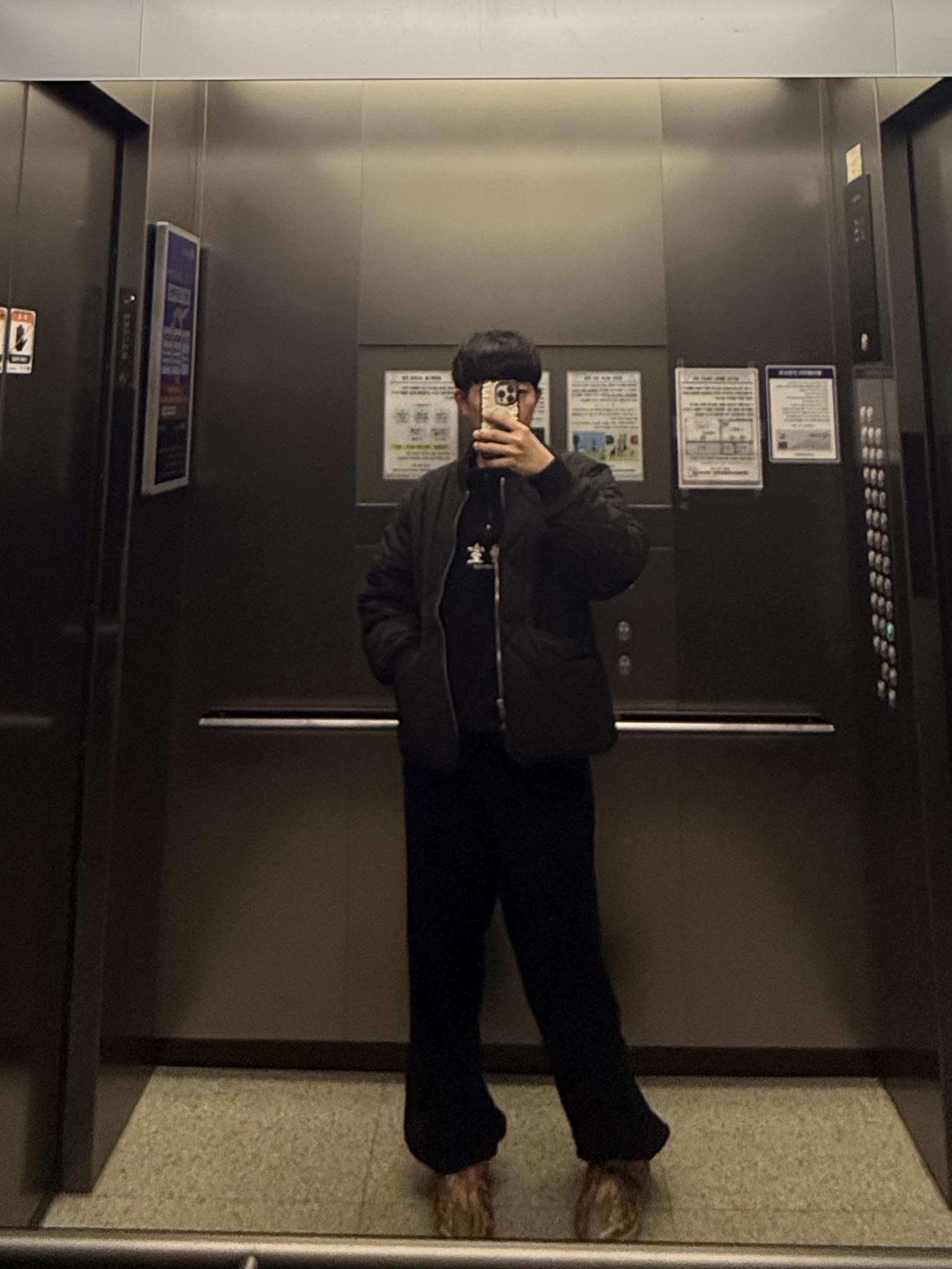 Darkr8m Studio Quarter Zip Up Sweatshirt Black, UGG x Palace Tasman Slipper Chestnut Camo 착용 스타일