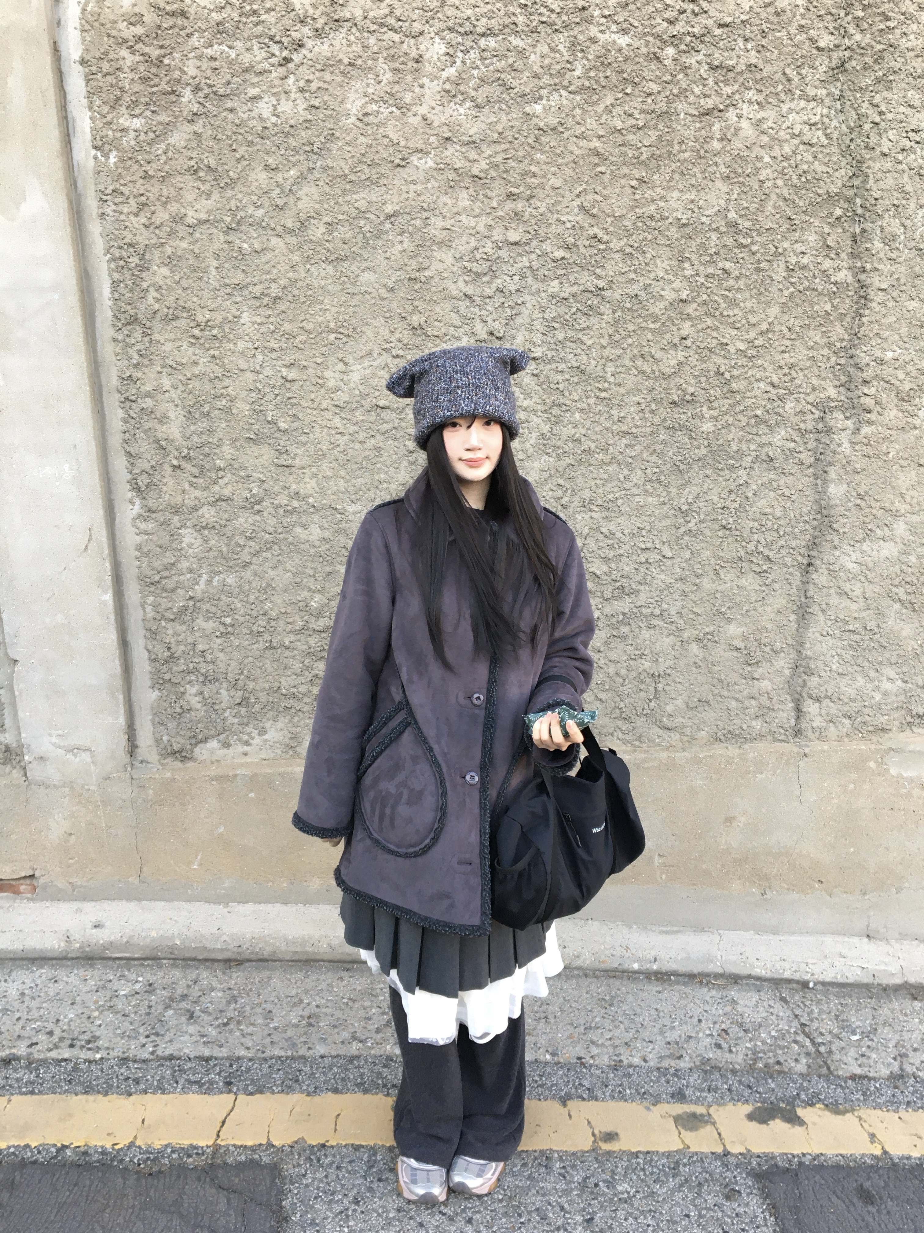 COYSEIO Wide Cat Beanie Grey, COYSEIO Round Collar Suede Jacket Charcoal 착용 스타일