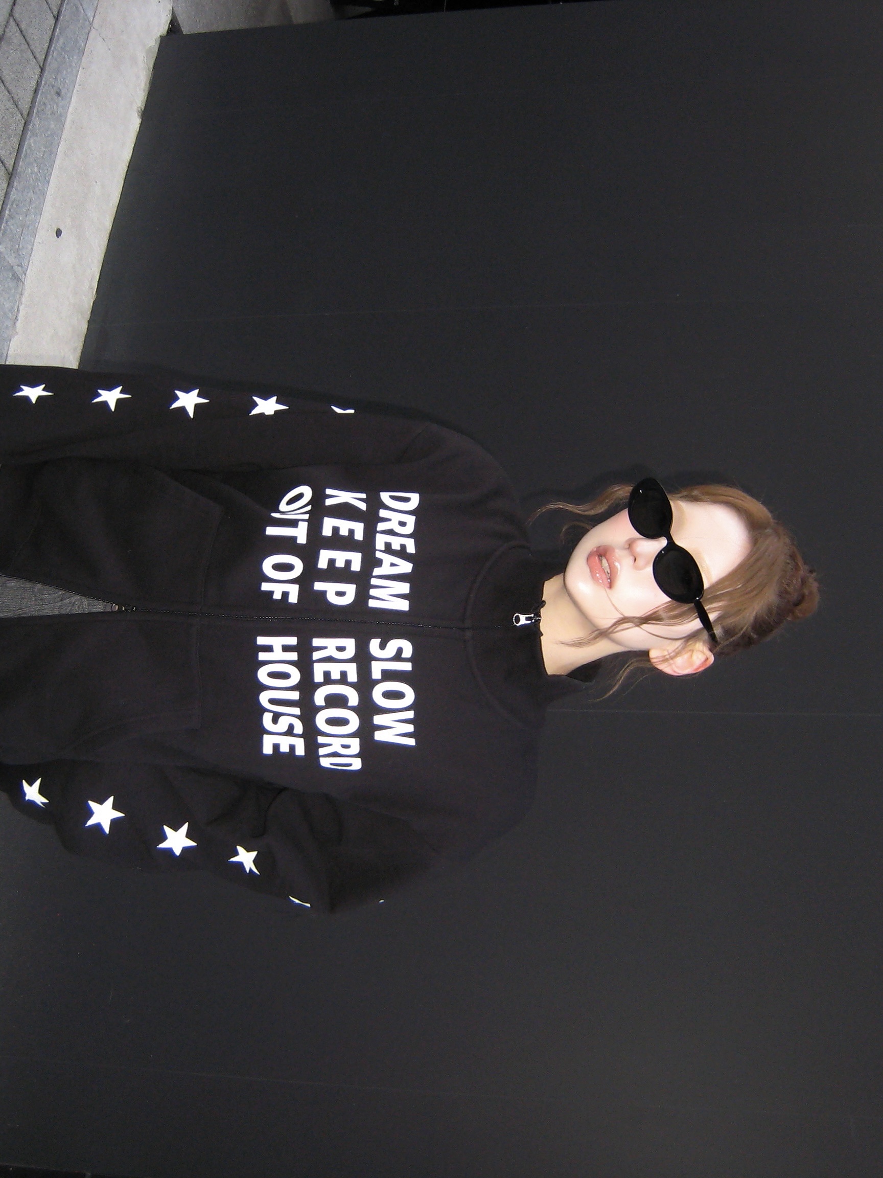 SLOW RECORD HOUSE Typo Star Track Zip-Up_Black 착용 스타일 - 6