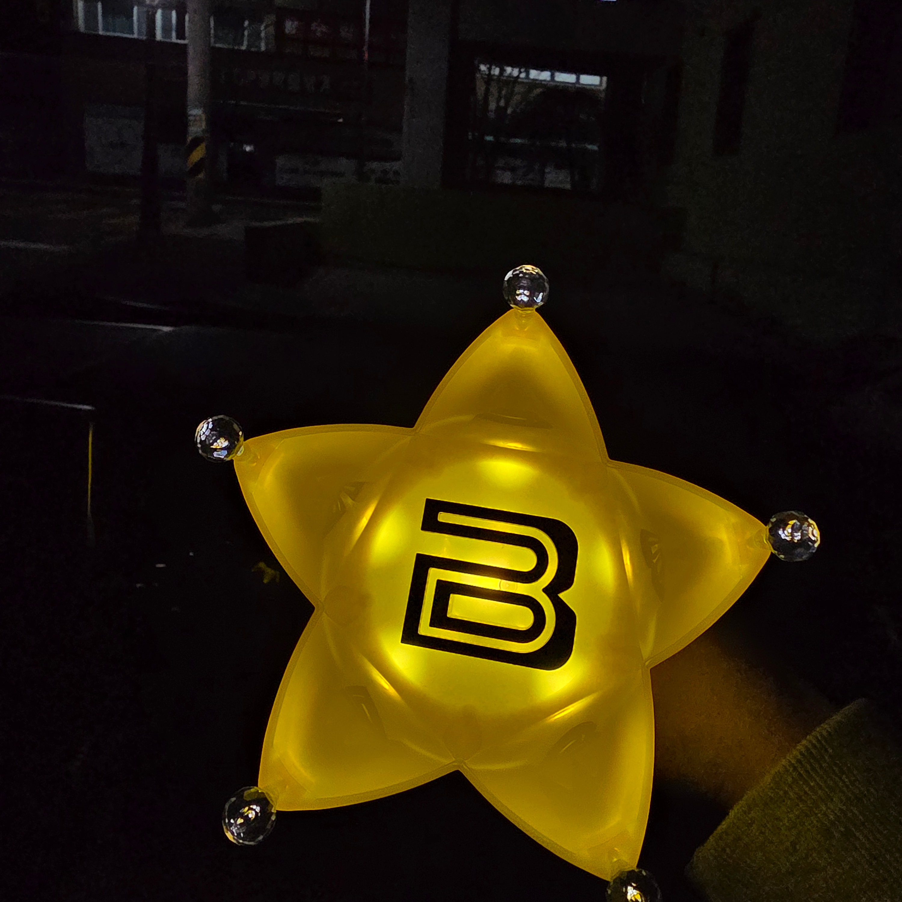 Bigbang Official Light Stick Ver.4 Black 2025 착용 스타일