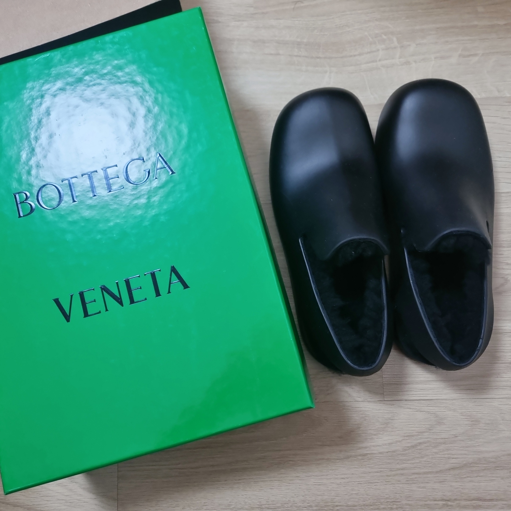 (W) Bottega Veneta Puddle Shearling Rubber Slingback Sandals Black 착용 스타일