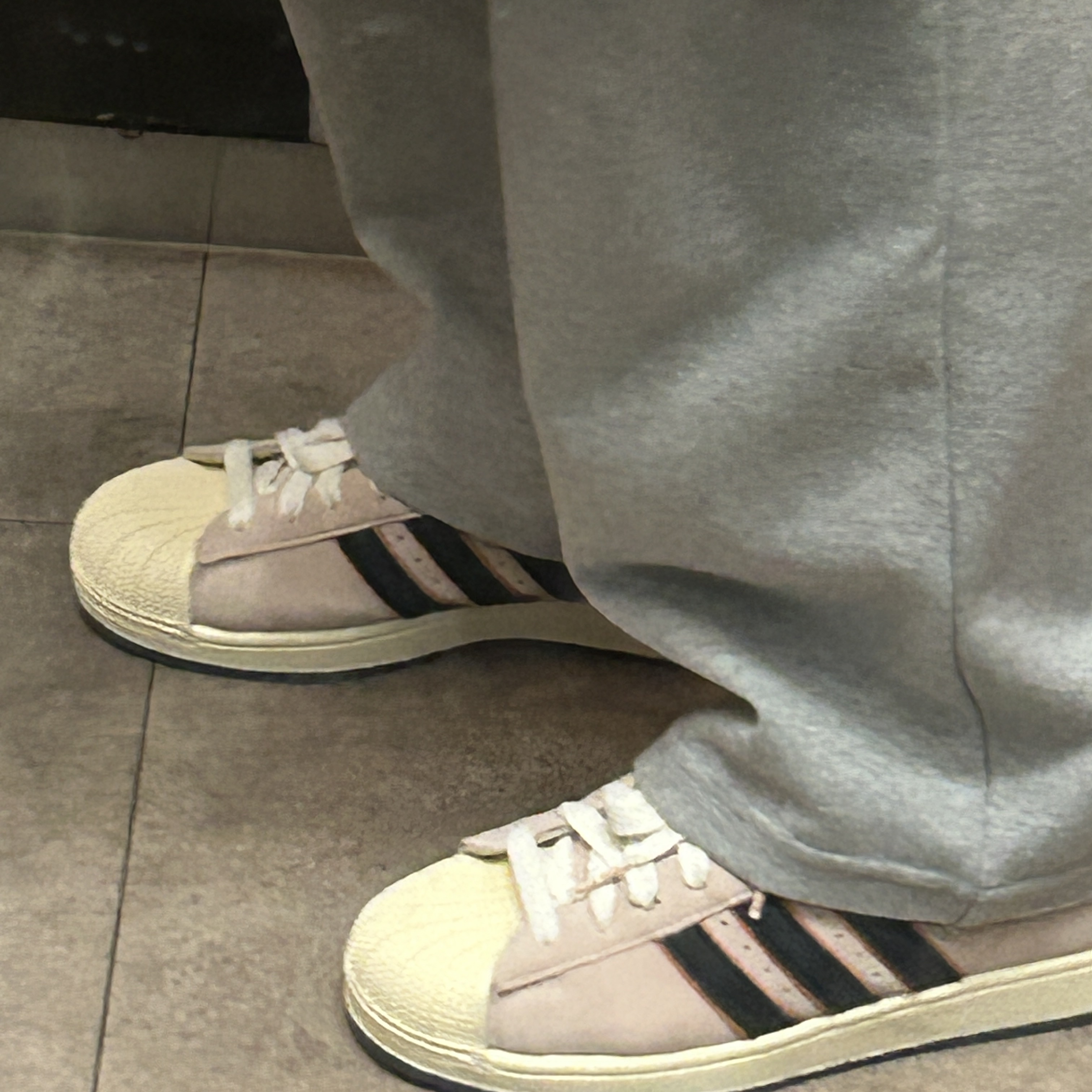 Adidas x Spongebob Patrick Superstar Black Core Black 착용 스타일 - 2