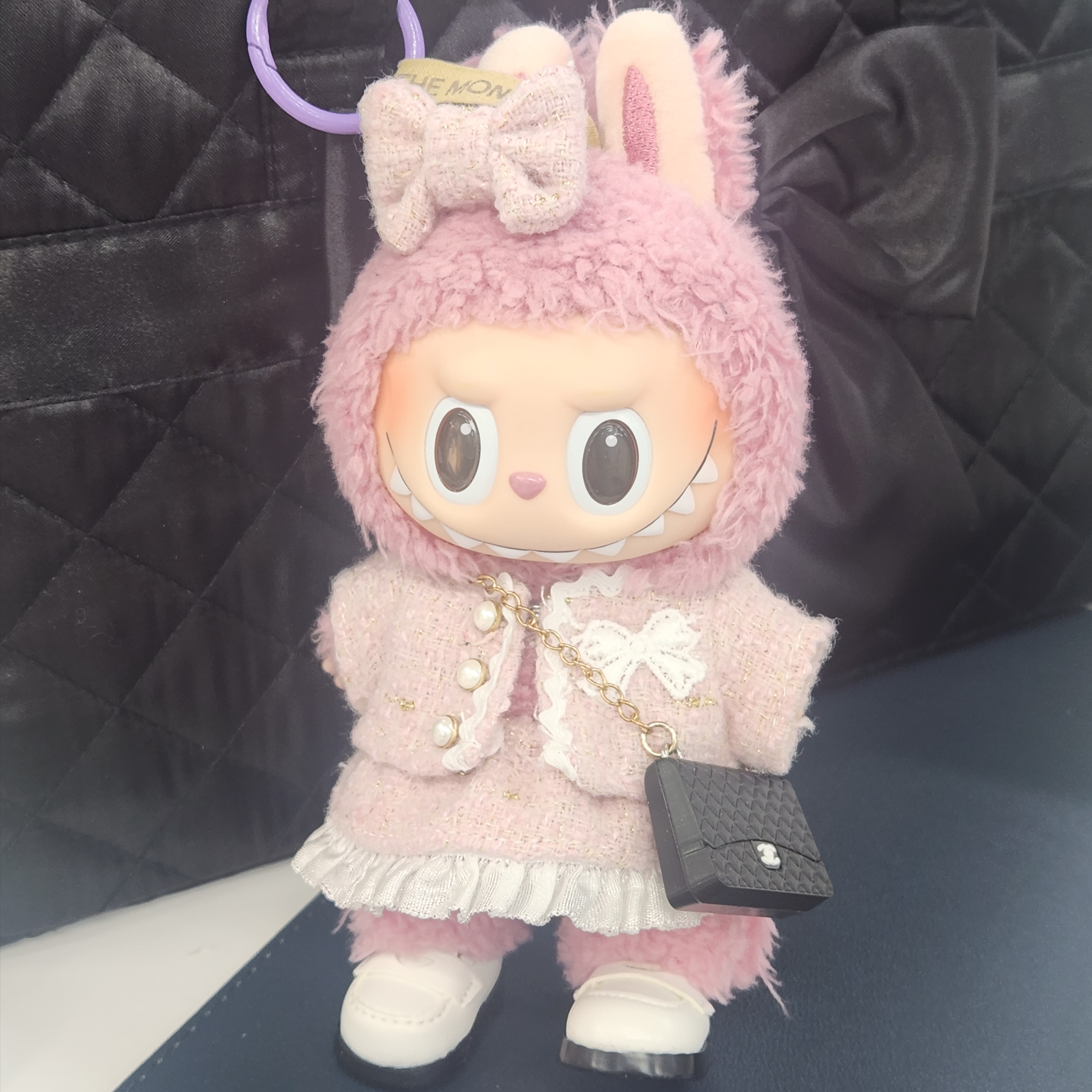 Pop Mart Labubu The Monsters Labubu Tasty Macarons Series Lyche Berry Keyring 착용 스타일