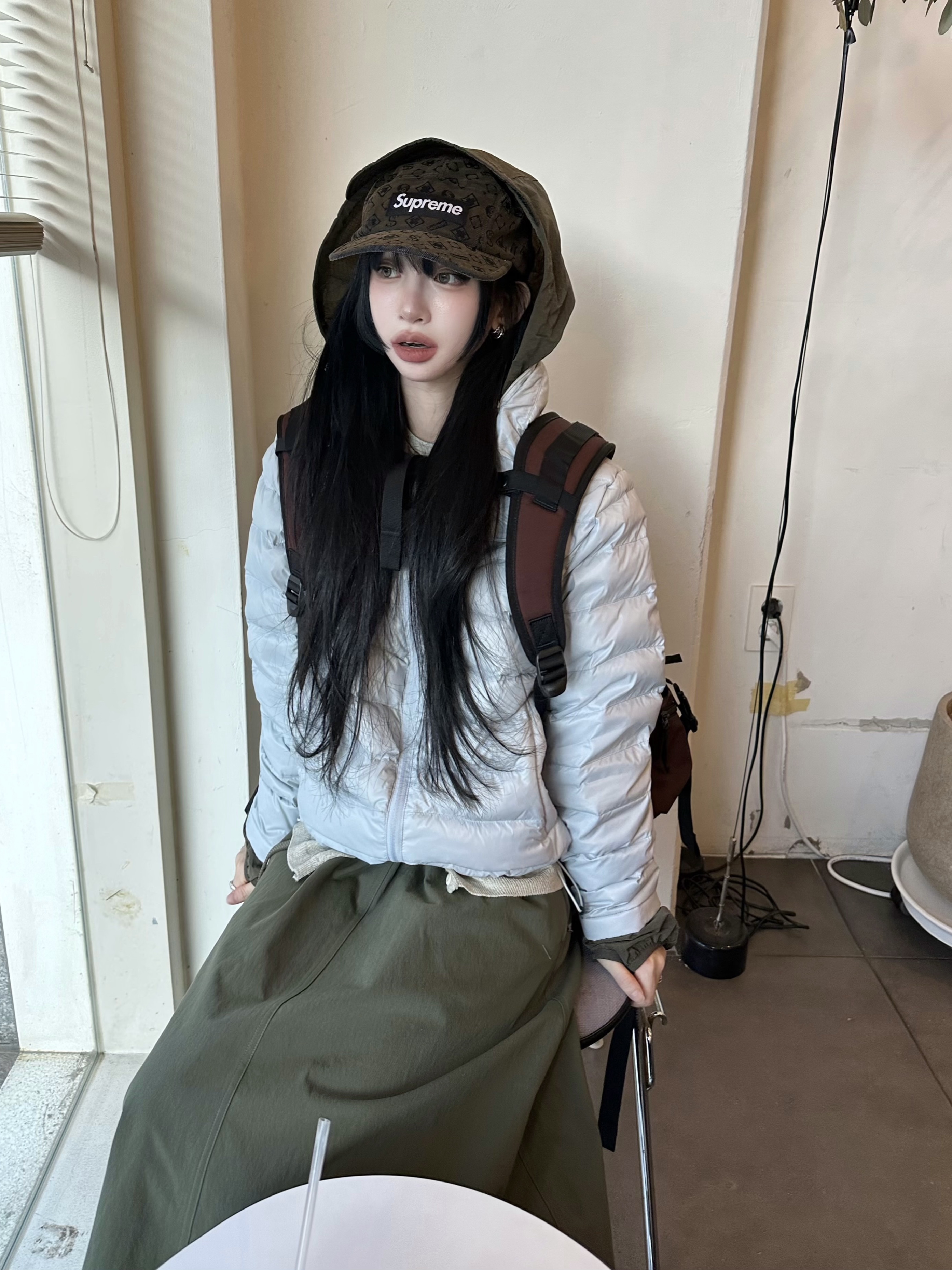 Supreme Flocked Denim Camp Cap Black - 24FW, Oakley Icon RC Backpack Blackout 착용 스타일 - 1