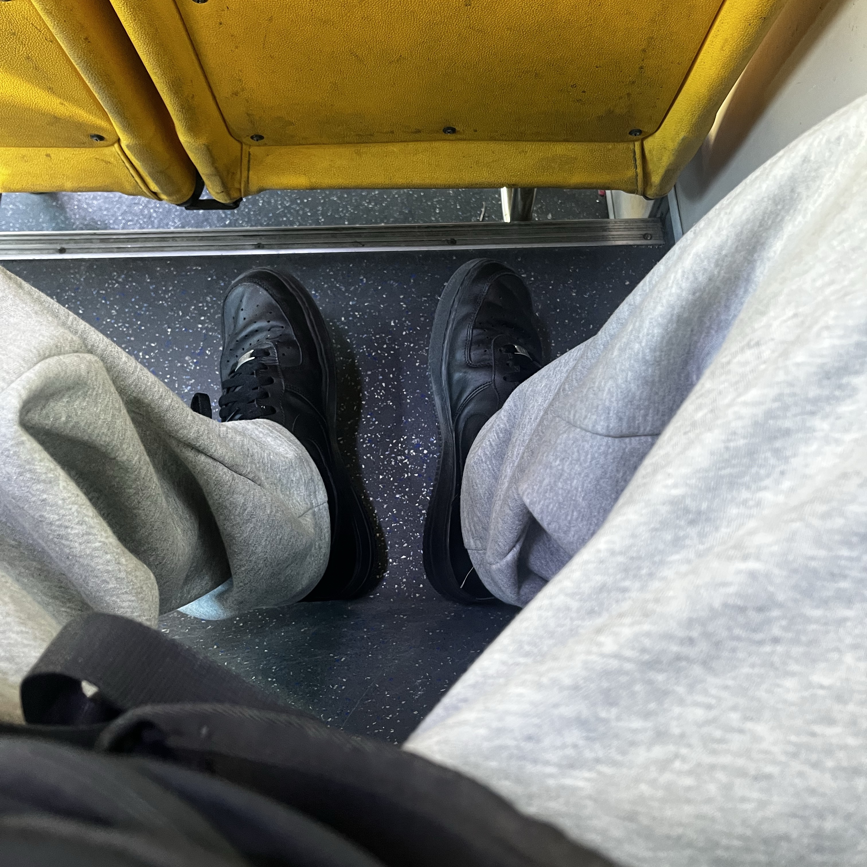 Nike Air Force 1 '07 Low Triple Black 착용 스타일